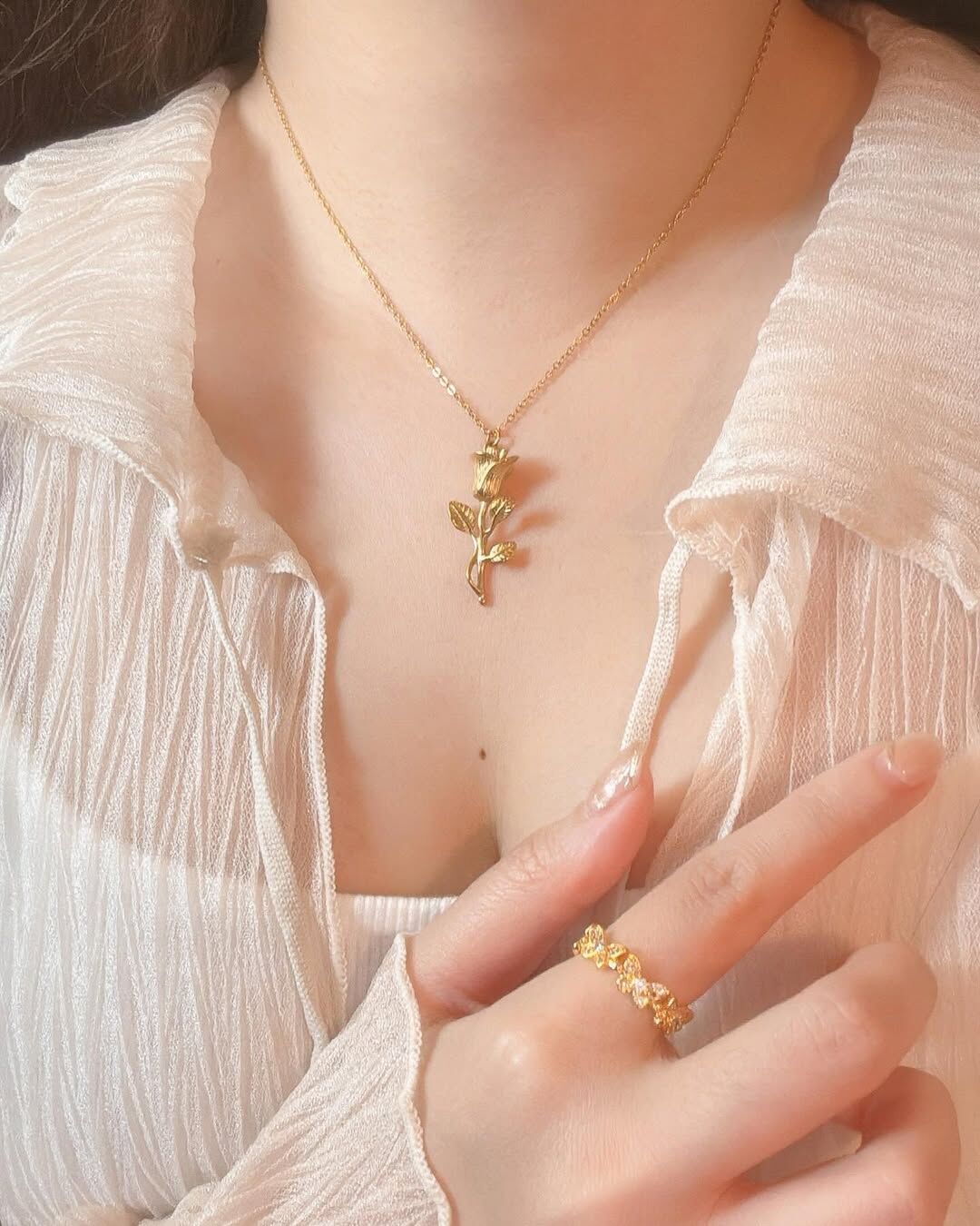 格林童話小王子的玫瑰裡面 無論他的玫瑰花開心、任性、或沈默不語 小王子👑依舊每天傾聽她、細心灌溉、為她擋風、用玻璃罩避雨、除掉花上面所有的蟲,不讓她受一點傷害 因為這朵玫瑰花,是他遇見的五千多朵玫瑰花裡面 於他來說,她是宇宙獨一無二的一朵玫瑰花🌹 這也許是大多數人都嚮往的愛情 想要當他那朵獨一無二的玫瑰花,被堅定的選擇 但我覺得我們也可以當那位小王子唷✨ 你自己就是宇宙的獨一無二.ᐟ.ᐟ 每天細心呵護的灌溉自己、照顧自己 在一些選擇中,也學習堅定的選擇自己 你也會長成最美、最重要的那朵玫瑰花✨