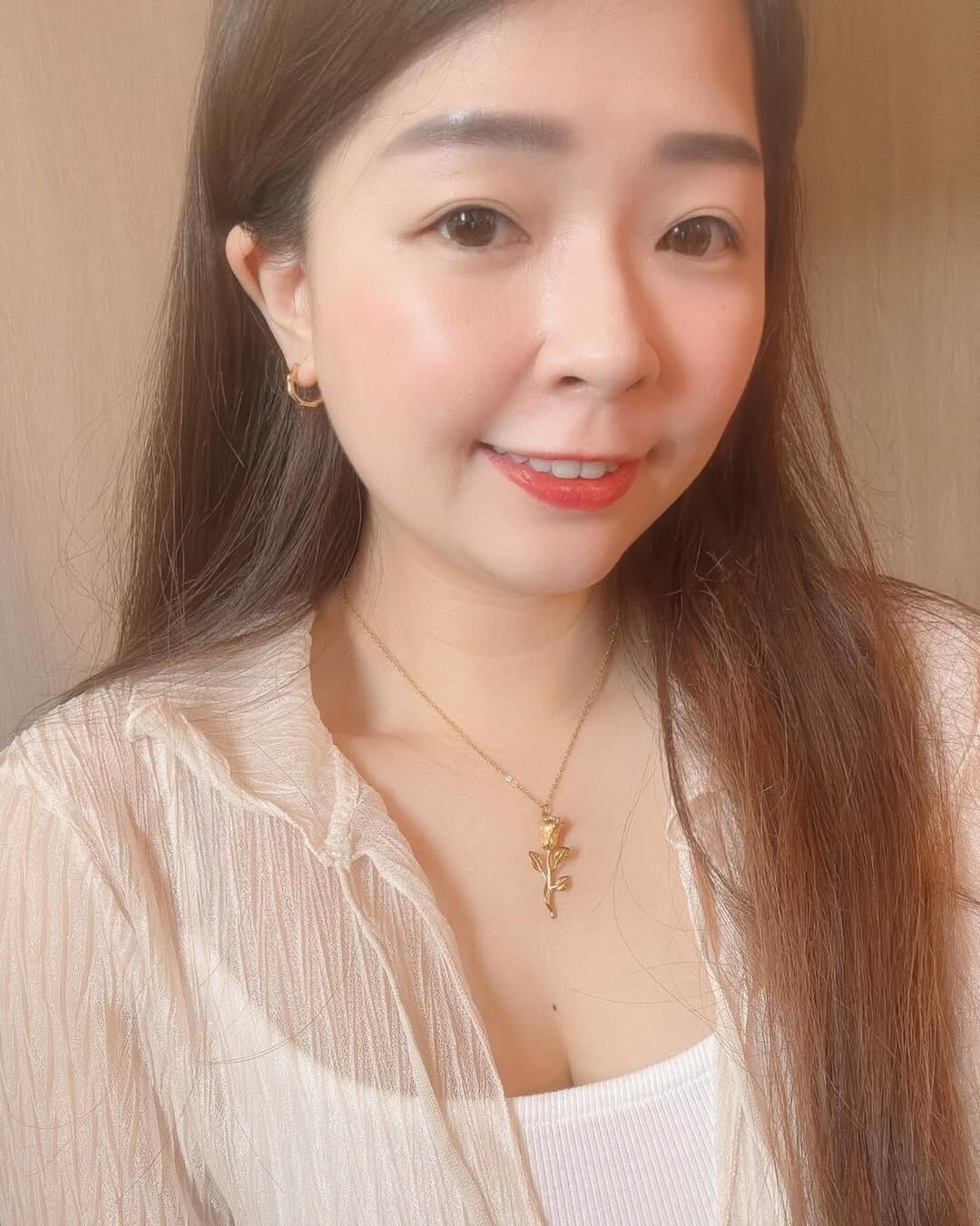 格林童話小王子的玫瑰裡面 無論他的玫瑰花開心、任性、或沈默不語 小王子👑依舊每天傾聽她、細心灌溉、為她擋風、用玻璃罩避雨、除掉花上面所有的蟲,不讓她受一點傷害 因為這朵玫瑰花,是他遇見的五千多朵玫瑰花裡面 於他來說,她是宇宙獨一無二的一朵玫瑰花🌹 這也許是大多數人都嚮往的愛情 想要當他那朵獨一無二的玫瑰花,被堅定的選擇 但我覺得我們也可以當那位小王子唷✨ 你自己就是宇宙的獨一無二.ᐟ.ᐟ 每天細心呵護的灌溉自己、照顧自己 在一些選擇中,也學習堅定的選擇自己 你也會長成最美、最重要的那朵玫瑰花✨