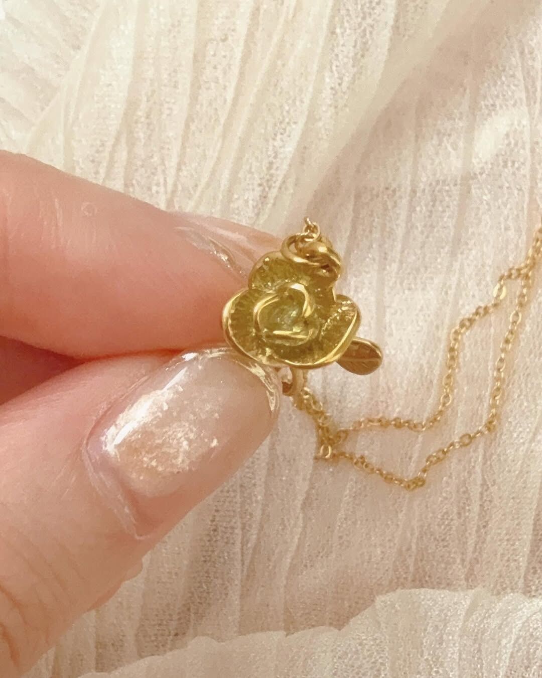 格林童話小王子的玫瑰裡面 無論他的玫瑰花開心、任性、或沈默不語 小王子👑依舊每天傾聽她、細心灌溉、為她擋風、用玻璃罩避雨、除掉花上面所有的蟲,不讓她受一點傷害 因為這朵玫瑰花,是他遇見的五千多朵玫瑰花裡面 於他來說,她是宇宙獨一無二的一朵玫瑰花🌹 這也許是大多數人都嚮往的愛情 想要當他那朵獨一無二的玫瑰花,被堅定的選擇 但我覺得我們也可以當那位小王子唷✨ 你自己就是宇宙的獨一無二.ᐟ.ᐟ 每天細心呵護的灌溉自己、照顧自己 在一些選擇中,也學習堅定的選擇自己 你也會長成最美、最重要的那朵玫瑰花✨