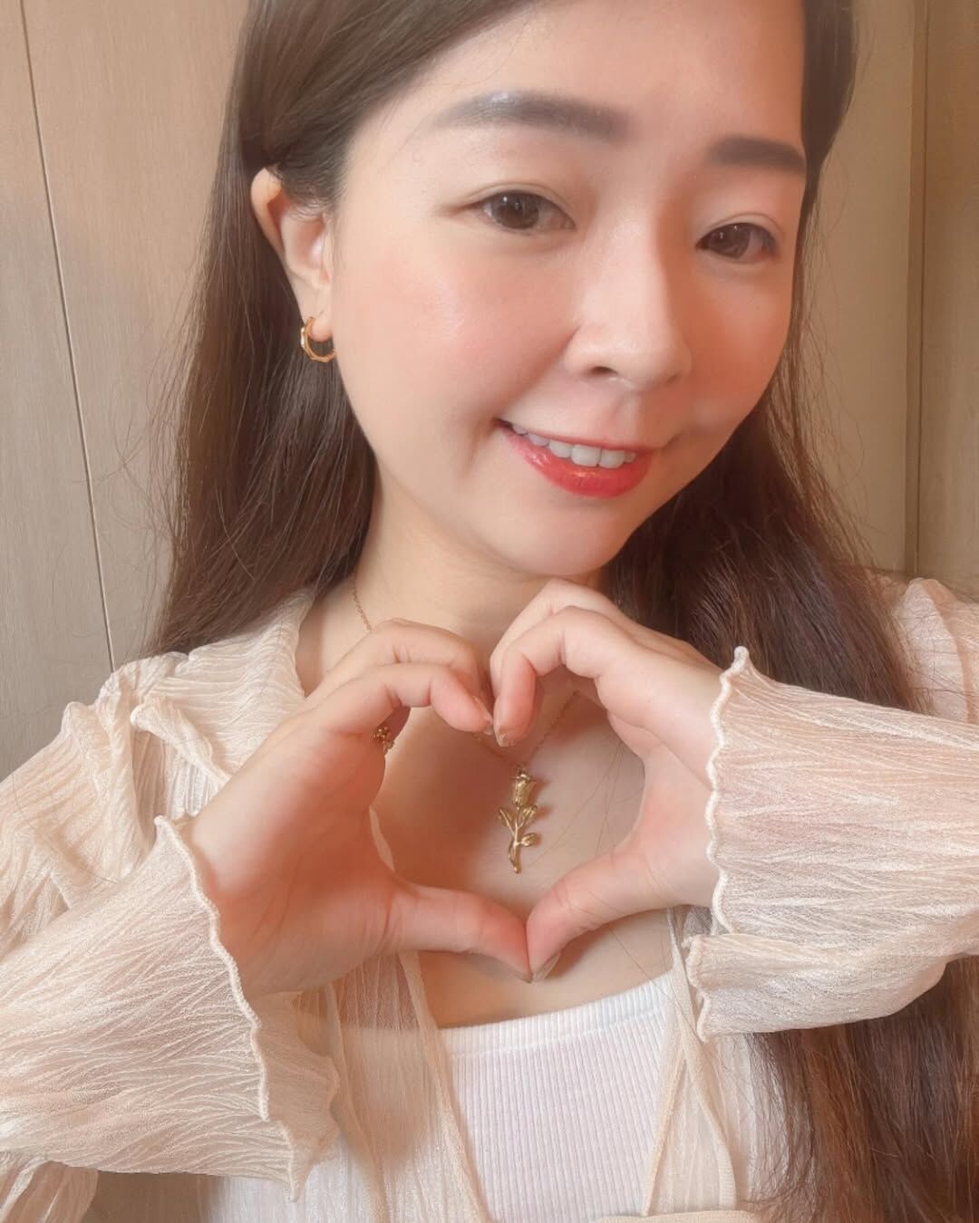 格林童話小王子的玫瑰裡面 無論他的玫瑰花開心、任性、或沈默不語 小王子👑依舊每天傾聽她、細心灌溉、為她擋風、用玻璃罩避雨、除掉花上面所有的蟲,不讓她受一點傷害 因為這朵玫瑰花,是他遇見的五千多朵玫瑰花裡面 於他來說,她是宇宙獨一無二的一朵玫瑰花🌹 這也許是大多數人都嚮往的愛情 想要當他那朵獨一無二的玫瑰花,被堅定的選擇 但我覺得我們也可以當那位小王子唷✨ 你自己就是宇宙的獨一無二.ᐟ.ᐟ 每天細心呵護的灌溉自己、照顧自己 在一些選擇中,也學習堅定的選擇自己 你也會長成最美、最重要的那朵玫瑰花✨