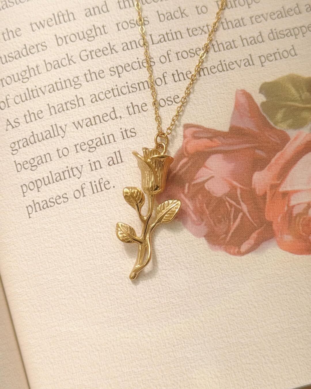 格林童話小王子的玫瑰裡面 無論他的玫瑰花開心、任性、或沈默不語 小王子👑依舊每天傾聽她、細心灌溉、為她擋風、用玻璃罩避雨、除掉花上面所有的蟲,不讓她受一點傷害 因為這朵玫瑰花,是他遇見的五千多朵玫瑰花裡面 於他來說,她是宇宙獨一無二的一朵玫瑰花🌹 這也許是大多數人都嚮往的愛情 想要當他那朵獨一無二的玫瑰花,被堅定的選擇 但我覺得我們也可以當那位小王子唷✨ 你自己就是宇宙的獨一無二.ᐟ.ᐟ 每天細心呵護的灌溉自己、照顧自己 在一些選擇中,也學習堅定的選擇自己 你也會長成最美、最重要的那朵玫瑰花✨