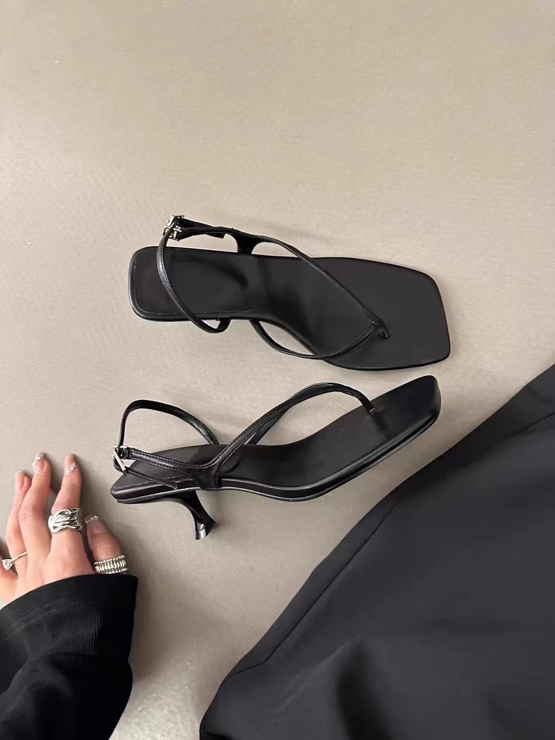 細帶夾腳 簡約低跟涼鞋(35-42)(黑/棕/白)