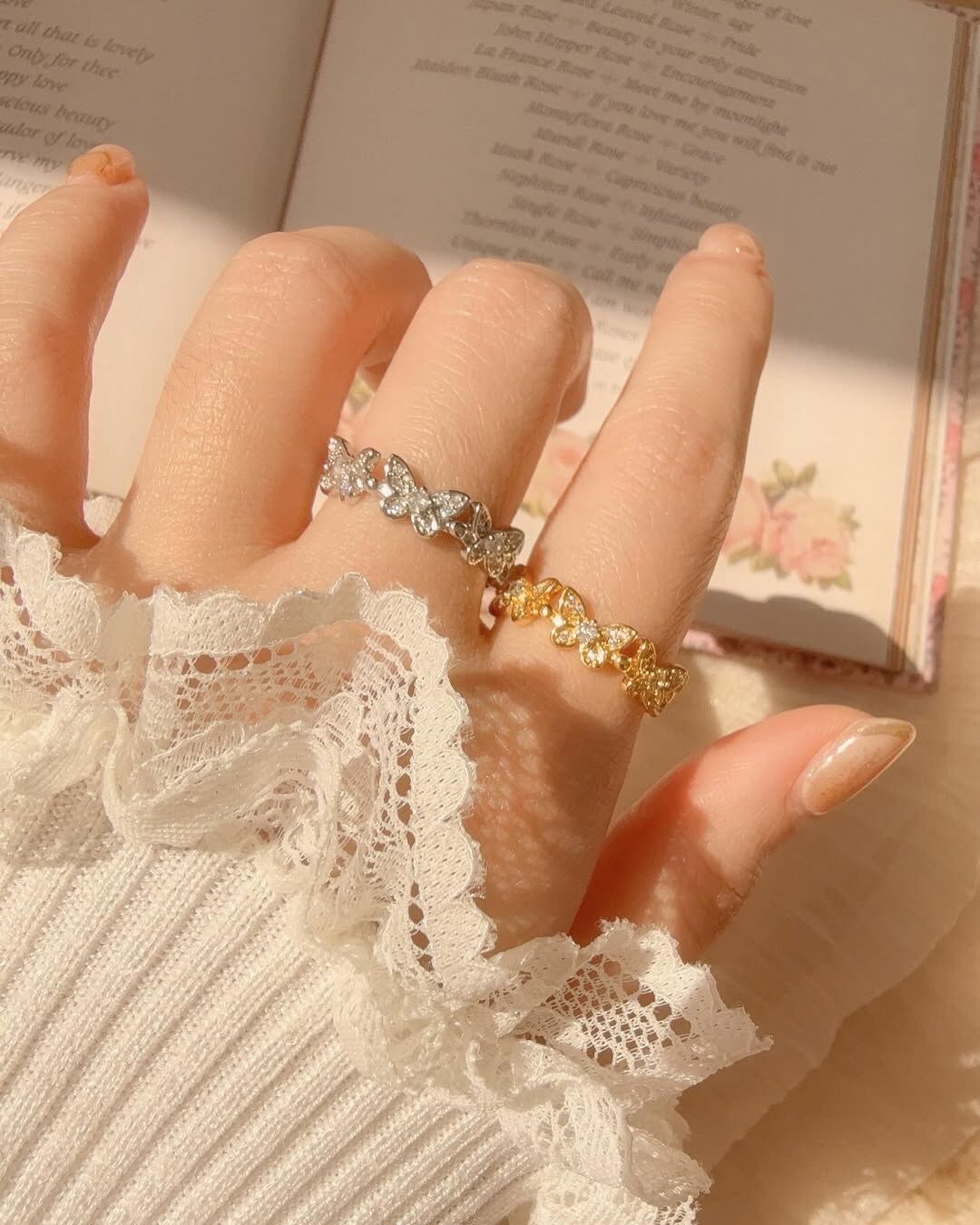常常覺得蝴蝶好像漂亮的小精靈🧚🏻‍♀️ 擁有絢麗的翅膀🪽 優雅的在花朵間飛舞，並將愛的花粉散播各處  「花若盛開，蝴蝶自來」🦋 蝴蝶小精靈只穿梭在綻放的花朵中🌷🌻🪻 當我們不斷吸取養分，滋養自己 努力長成自己喜歡的模樣 自然美好的人事物，都會被吸引來🫶🏻  這款蝴蝶小精靈戒指有7隻蝴蝶唷♡ 最前面的三隻有明亮的小鑽，很亮麗✨ 左右兩側的2隻是沒有小鑽的 這樣的設計比重漂亮的很剛好👼🏻