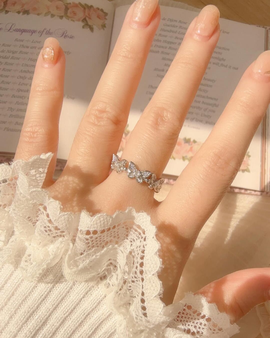 常常覺得蝴蝶好像漂亮的小精靈🧚🏻‍♀️ 擁有絢麗的翅膀🪽 優雅的在花朵間飛舞，並將愛的花粉散播各處  「花若盛開，蝴蝶自來」🦋 蝴蝶小精靈只穿梭在綻放的花朵中🌷🌻🪻 當我們不斷吸取養分，滋養自己 努力長成自己喜歡的模樣 自然美好的人事物，都會被吸引來🫶🏻  這款蝴蝶小精靈戒指有7隻蝴蝶唷♡ 最前面的三隻有明亮的小鑽，很亮麗✨ 左右兩側的2隻是沒有小鑽的 這樣的設計比重漂亮的很剛好👼🏻