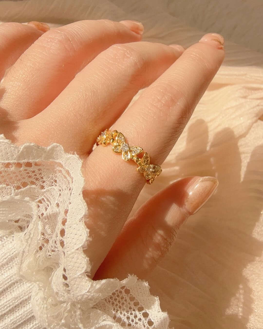 常常覺得蝴蝶好像漂亮的小精靈🧚🏻‍♀️ 擁有絢麗的翅膀🪽 優雅的在花朵間飛舞，並將愛的花粉散播各處  「花若盛開，蝴蝶自來」🦋 蝴蝶小精靈只穿梭在綻放的花朵中🌷🌻🪻 當我們不斷吸取養分，滋養自己 努力長成自己喜歡的模樣 自然美好的人事物，都會被吸引來🫶🏻  這款蝴蝶小精靈戒指有7隻蝴蝶唷♡ 最前面的三隻有明亮的小鑽，很亮麗✨ 左右兩側的2隻是沒有小鑽的 這樣的設計比重漂亮的很剛好👼🏻