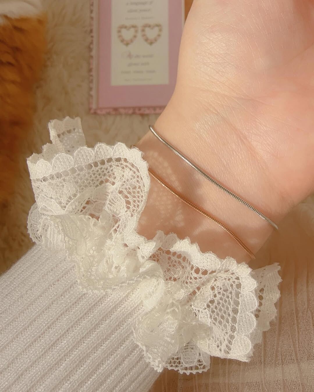 簡單而溫柔的一款手鍊 隨時戴都好有氣質、很優雅 首飾盒裡面一定要擁有的一款⊹⁺⸜(ᐡ⸝ɞ̴̶̷ ·̮ ɞ̴̶̷⸝ᐡ)⸝⁺⊹  玫瑰金色很不挑膚色，非常漂亮😻 銀色高冷且顯白，氛圍很仙🫧🦢 優雅漂亮的你怎麼可以錯過🩰✨