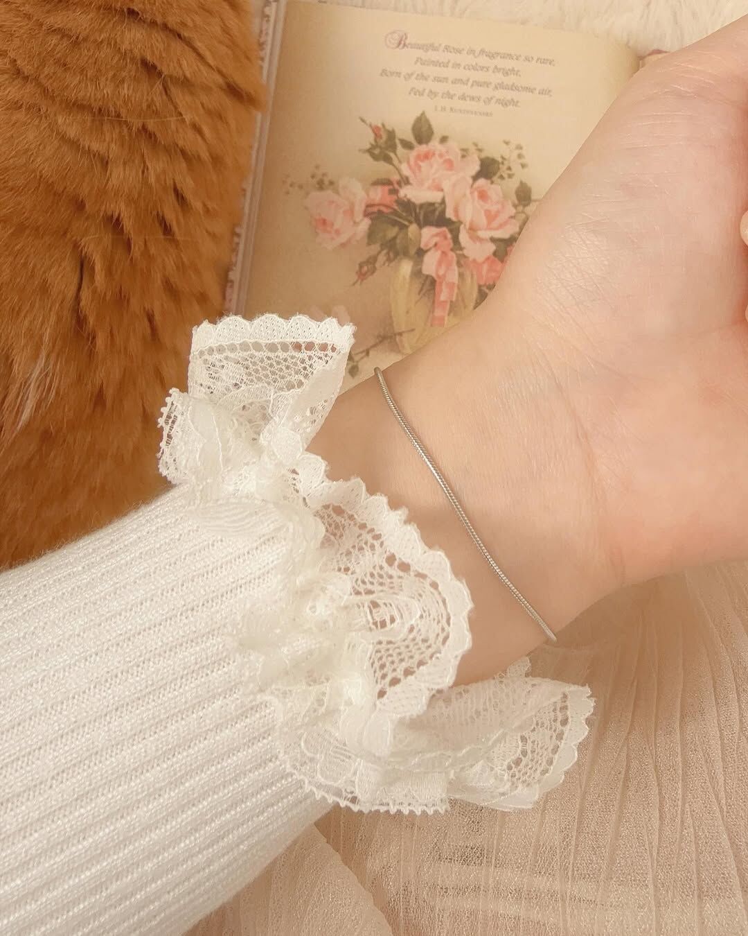 簡單而溫柔的一款手鍊 隨時戴都好有氣質、很優雅 首飾盒裡面一定要擁有的一款⊹⁺⸜(ᐡ⸝ɞ̴̶̷ ·̮ ɞ̴̶̷⸝ᐡ)⸝⁺⊹  玫瑰金色很不挑膚色，非常漂亮😻 銀色高冷且顯白，氛圍很仙🫧🦢 優雅漂亮的你怎麼可以錯過🩰✨