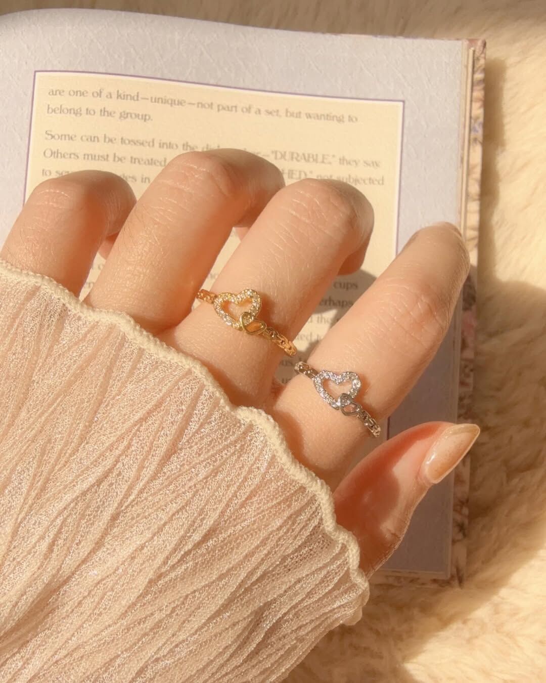 簡簡單單就很精緻的雙愛心戒指💕 其中一個愛心有鑲碎鑽，非常細緻 伸出手的瞬間就漂亮到不行(⁎⁍̴̛ᴗ⁍̴̛⁎)✨ 吸引所有人的目光🤩  鏤空的鑲鑽愛心，像鎖鏈的戒圍 我們的愛已鎖定⛓️‍💥🌷‎♡⃛ ̖-