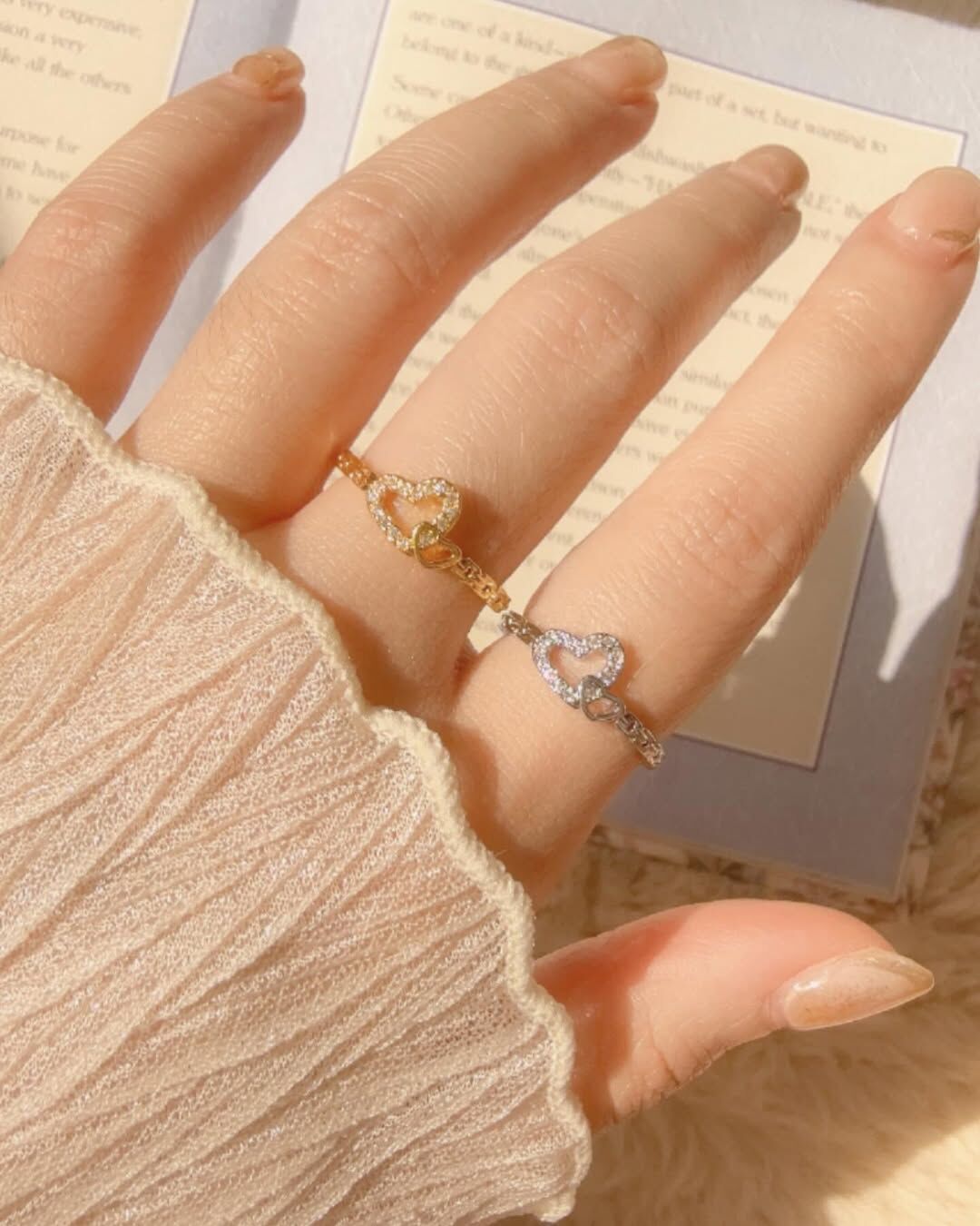 簡簡單單就很精緻的雙愛心戒指💕 其中一個愛心有鑲碎鑽，非常細緻 伸出手的瞬間就漂亮到不行(⁎⁍̴̛ᴗ⁍̴̛⁎)✨ 吸引所有人的目光🤩  鏤空的鑲鑽愛心，像鎖鏈的戒圍 我們的愛已鎖定⛓️‍💥🌷‎♡⃛ ̖-