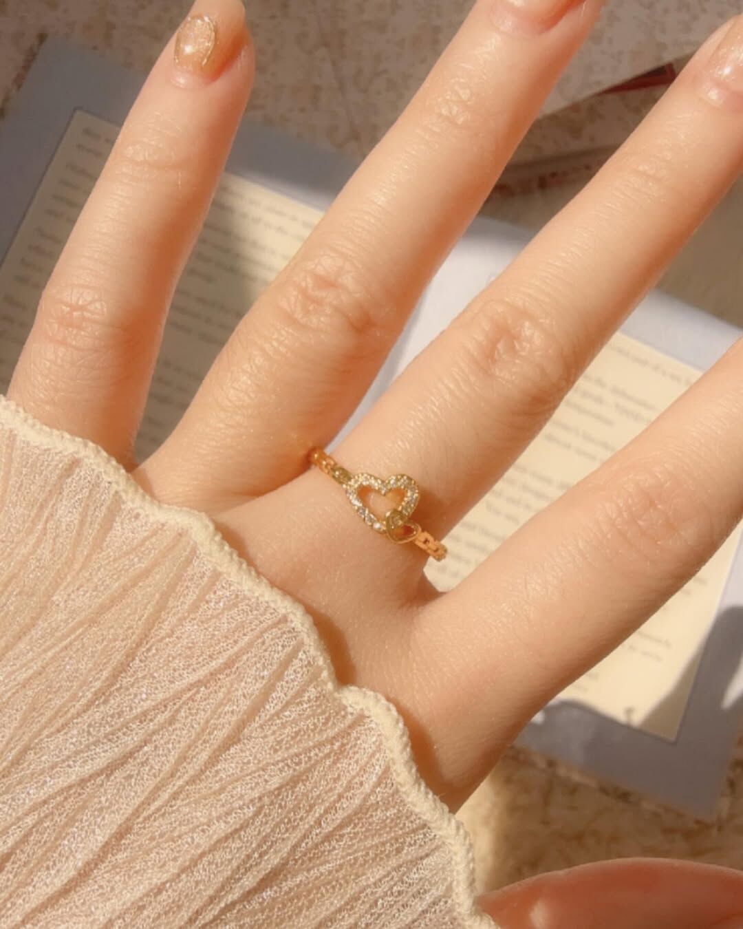 簡簡單單就很精緻的雙愛心戒指💕 其中一個愛心有鑲碎鑽，非常細緻 伸出手的瞬間就漂亮到不行(⁎⁍̴̛ᴗ⁍̴̛⁎)✨ 吸引所有人的目光🤩  鏤空的鑲鑽愛心，像鎖鏈的戒圍 我們的愛已鎖定⛓️‍💥🌷‎♡⃛ ̖-