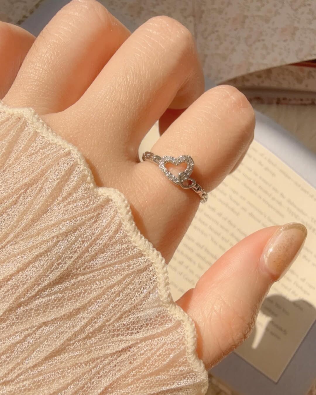 簡簡單單就很精緻的雙愛心戒指💕 其中一個愛心有鑲碎鑽，非常細緻 伸出手的瞬間就漂亮到不行(⁎⁍̴̛ᴗ⁍̴̛⁎)✨ 吸引所有人的目光🤩  鏤空的鑲鑽愛心，像鎖鏈的戒圍 我們的愛已鎖定⛓️‍💥🌷‎♡⃛ ̖-