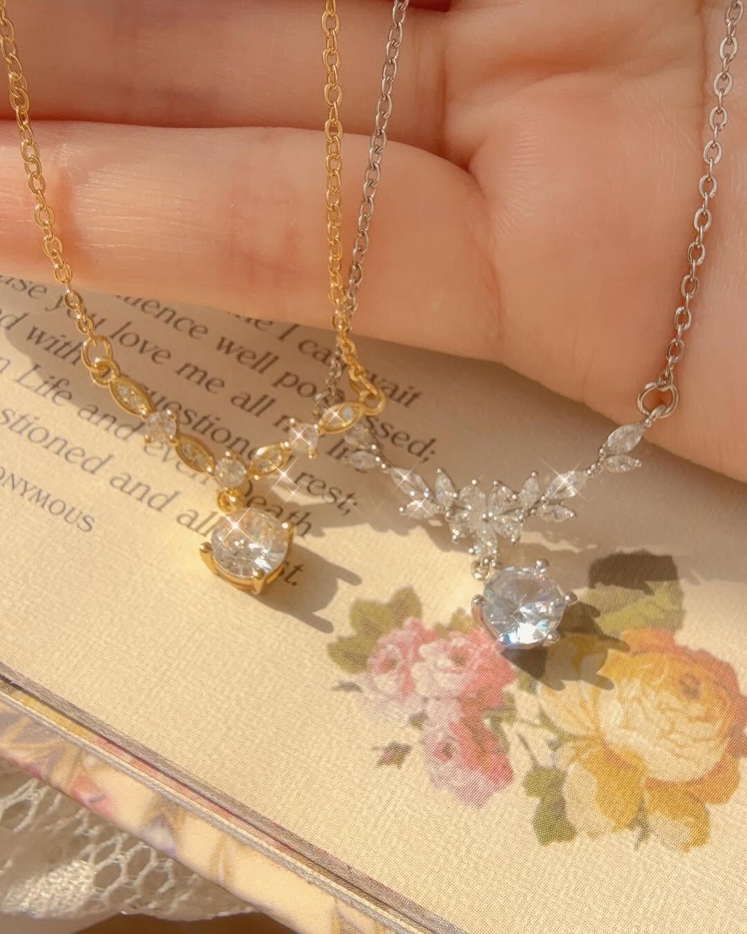 Eudemonia來自於希臘文 文獻中一直沒有特定的文字來翻譯這個詞 不過一致認為它是跟幸福快樂息息相關💞  Eudemonia意思為因感覺富足而感到幸福，美好、綻放的事物將會一直到來，而從心靈感到真正的快樂🪽  期許自己時常感謝所擁有的 像是我時常在筆記本寫下「感謝今天又收到客人訂單與回饋的文字，非常感動」 甚至小到出門時，「感謝我可以看到美麗的藍天💙、曬到暖暖的太陽☀️」 當我感受到擁有的很多，就越感到富足！  這條項鍊戴起來華麗而優雅🦢 會讓人感到自信且滿滿細節精緻感✨ 戴上這條貌美的項鍊，提醒自己從心靈感覺到快樂與自信 把世界上的美好都綻放於你🌷🌷🌷  💛金色跟銀色設計不一樣唷♡