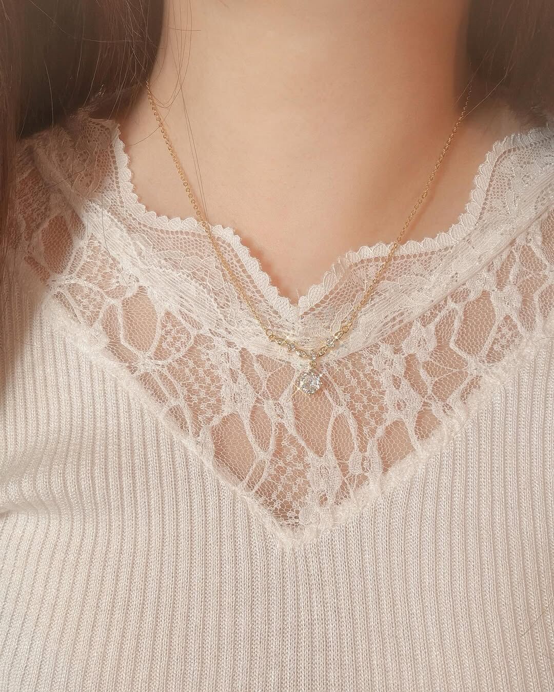 Eudemonia來自於希臘文 文獻中一直沒有特定的文字來翻譯這個詞 不過一致認為它是跟幸福快樂息息相關💞  Eudemonia意思為因感覺富足而感到幸福，美好、綻放的事物將會一直到來，而從心靈感到真正的快樂🪽  期許自己時常感謝所擁有的 像是我時常在筆記本寫下「感謝今天又收到客人訂單與回饋的文字，非常感動」 甚至小到出門時，「感謝我可以看到美麗的藍天💙、曬到暖暖的太陽☀️」 當我感受到擁有的很多，就越感到富足！  這條項鍊戴起來華麗而優雅🦢 會讓人感到自信且滿滿細節精緻感✨ 戴上這條貌美的項鍊，提醒自己從心靈感覺到快樂與自信 把世界上的美好都綻放於你🌷🌷🌷  💛金色跟銀色設計不一樣唷♡