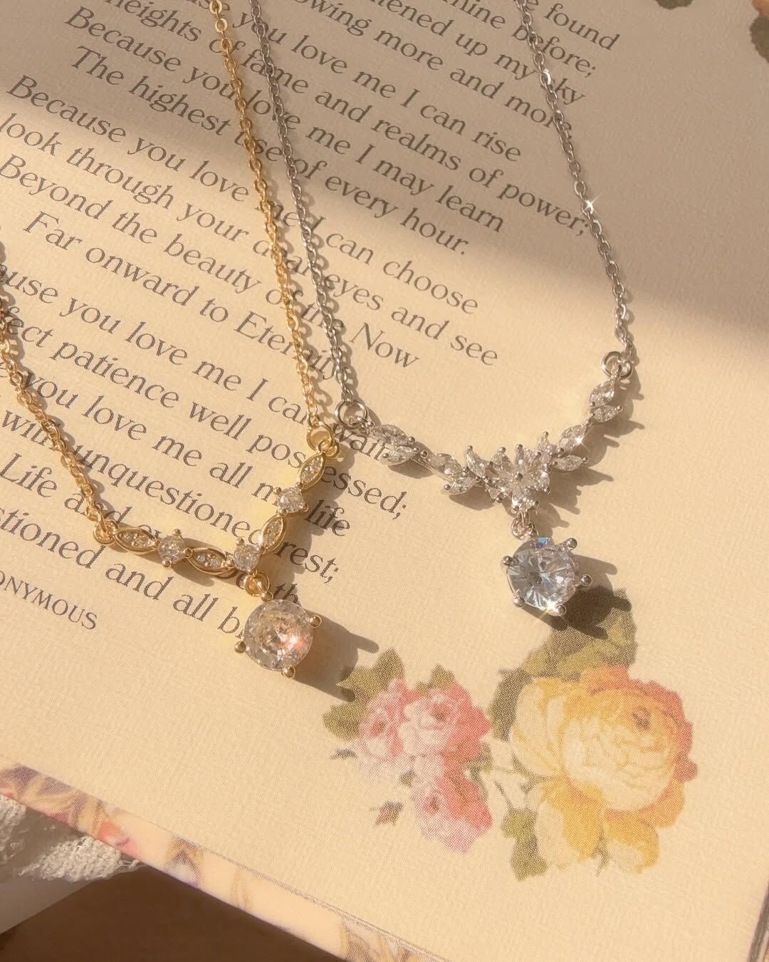 Eudemonia來自於希臘文 文獻中一直沒有特定的文字來翻譯這個詞 不過一致認為它是跟幸福快樂息息相關💞  Eudemonia意思為因感覺富足而感到幸福，美好、綻放的事物將會一直到來，而從心靈感到真正的快樂🪽  期許自己時常感謝所擁有的 像是我時常在筆記本寫下「感謝今天又收到客人訂單與回饋的文字，非常感動」 甚至小到出門時，「感謝我可以看到美麗的藍天💙、曬到暖暖的太陽☀️」 當我感受到擁有的很多，就越感到富足！  這條項鍊戴起來華麗而優雅🦢 會讓人感到自信且滿滿細節精緻感✨ 戴上這條貌美的項鍊，提醒自己從心靈感覺到快樂與自信 把世界上的美好都綻放於你🌷🌷🌷  💛金色跟銀色設計不一樣唷♡