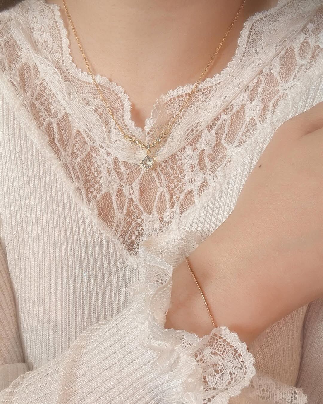 Eudemonia來自於希臘文 文獻中一直沒有特定的文字來翻譯這個詞 不過一致認為它是跟幸福快樂息息相關💞  Eudemonia意思為因感覺富足而感到幸福，美好、綻放的事物將會一直到來，而從心靈感到真正的快樂🪽  期許自己時常感謝所擁有的 像是我時常在筆記本寫下「感謝今天又收到客人訂單與回饋的文字，非常感動」 甚至小到出門時，「感謝我可以看到美麗的藍天💙、曬到暖暖的太陽☀️」 當我感受到擁有的很多，就越感到富足！  這條項鍊戴起來華麗而優雅🦢 會讓人感到自信且滿滿細節精緻感✨ 戴上這條貌美的項鍊，提醒自己從心靈感覺到快樂與自信 把世界上的美好都綻放於你🌷🌷🌷  💛金色跟銀色設計不一樣唷♡