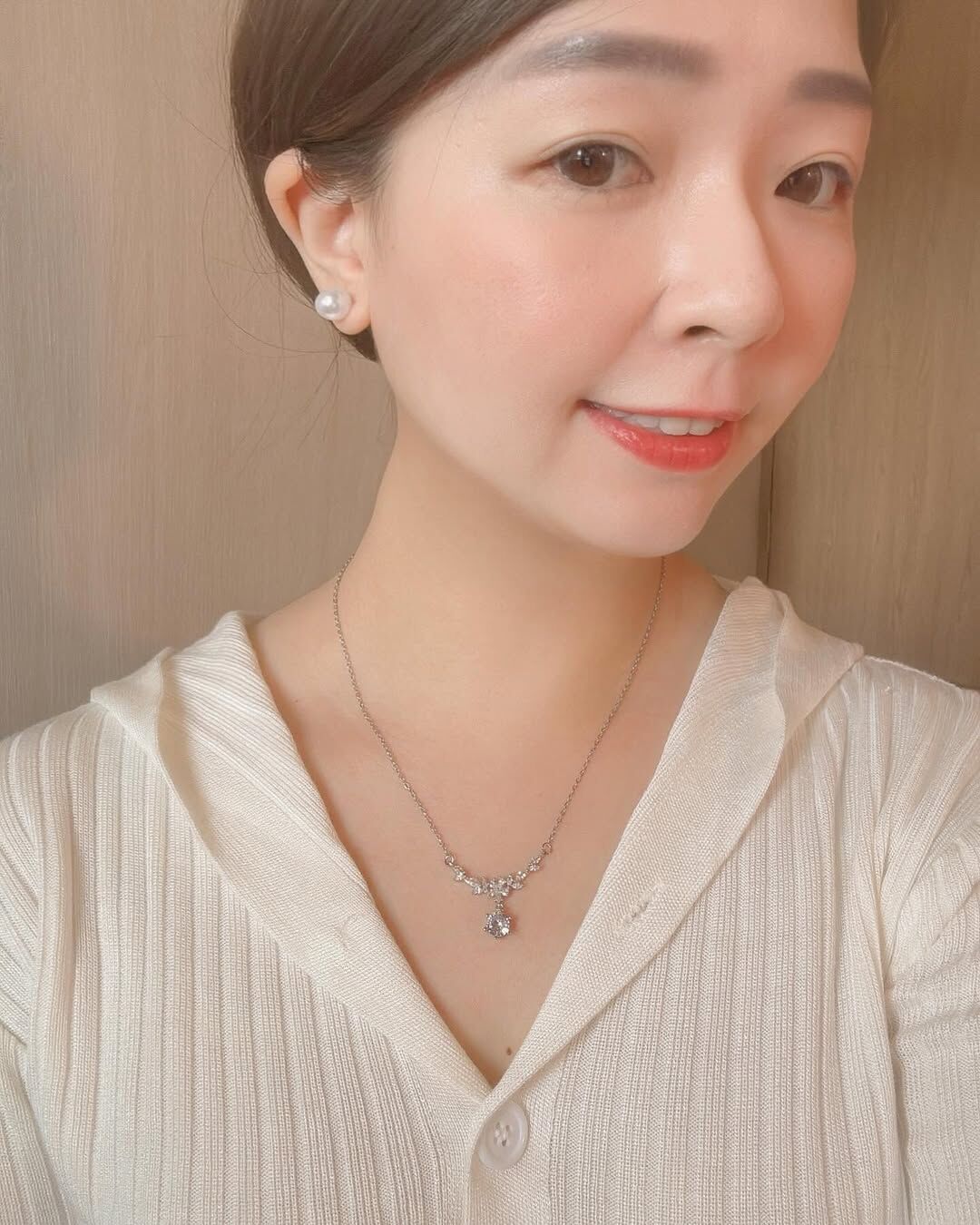 Eudemonia來自於希臘文 文獻中一直沒有特定的文字來翻譯這個詞 不過一致認為它是跟幸福快樂息息相關💞  Eudemonia意思為因感覺富足而感到幸福，美好、綻放的事物將會一直到來，而從心靈感到真正的快樂🪽  期許自己時常感謝所擁有的 像是我時常在筆記本寫下「感謝今天又收到客人訂單與回饋的文字，非常感動」 甚至小到出門時，「感謝我可以看到美麗的藍天💙、曬到暖暖的太陽☀️」 當我感受到擁有的很多，就越感到富足！  這條項鍊戴起來華麗而優雅🦢 會讓人感到自信且滿滿細節精緻感✨ 戴上這條貌美的項鍊，提醒自己從心靈感覺到快樂與自信 把世界上的美好都綻放於你🌷🌷🌷  💛金色跟銀色設計不一樣唷♡