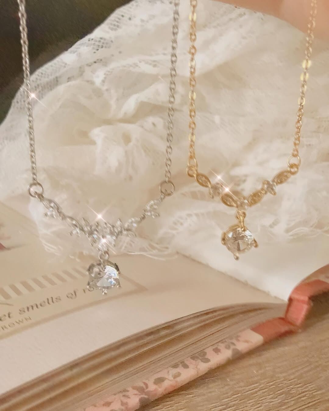 Eudemonia來自於希臘文 文獻中一直沒有特定的文字來翻譯這個詞 不過一致認為它是跟幸福快樂息息相關💞  Eudemonia意思為因感覺富足而感到幸福，美好、綻放的事物將會一直到來，而從心靈感到真正的快樂🪽  期許自己時常感謝所擁有的 像是我時常在筆記本寫下「感謝今天又收到客人訂單與回饋的文字，非常感動」 甚至小到出門時，「感謝我可以看到美麗的藍天💙、曬到暖暖的太陽☀️」 當我感受到擁有的很多，就越感到富足！  這條項鍊戴起來華麗而優雅🦢 會讓人感到自信且滿滿細節精緻感✨ 戴上這條貌美的項鍊，提醒自己從心靈感覺到快樂與自信 把世界上的美好都綻放於你🌷🌷🌷  💛金色跟銀色設計不一樣唷♡