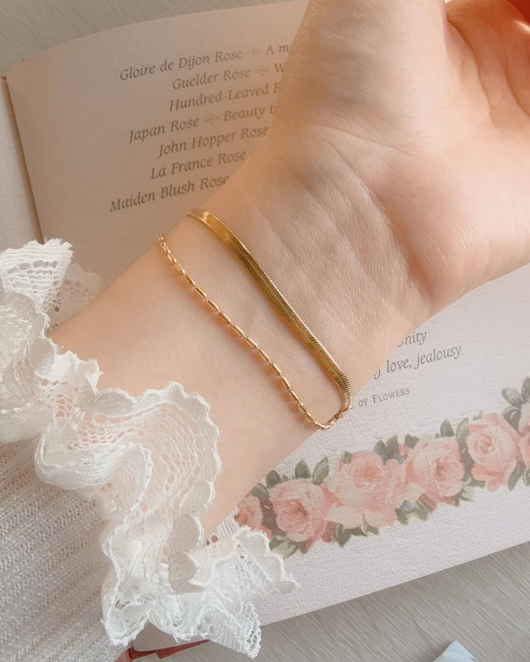 夏天必須要有一條金色手鍊 在夏日的陽光下,金色非常襯托肌膚✨ 在創業之前,我一直是銀色人 原本以為我只適合銀色 結果因為創業需要試戴大量的飾品後 發現金色比起銀色,多了些溫柔浪漫🪽 也非常不挑膚色𖤐 ̖- 銀色人的仙女不妨也試試看👼🏻 這條雙層的手鍊簡單而有設計感 扁蛇骨鏈+珠珠鏈搭配的非常融洽 一粗一細、一圓一扁 像是一塊好吃的千層蛋糕配一杯熱伯爵奶茶 那樣的剛剛好🍰🫖🫧