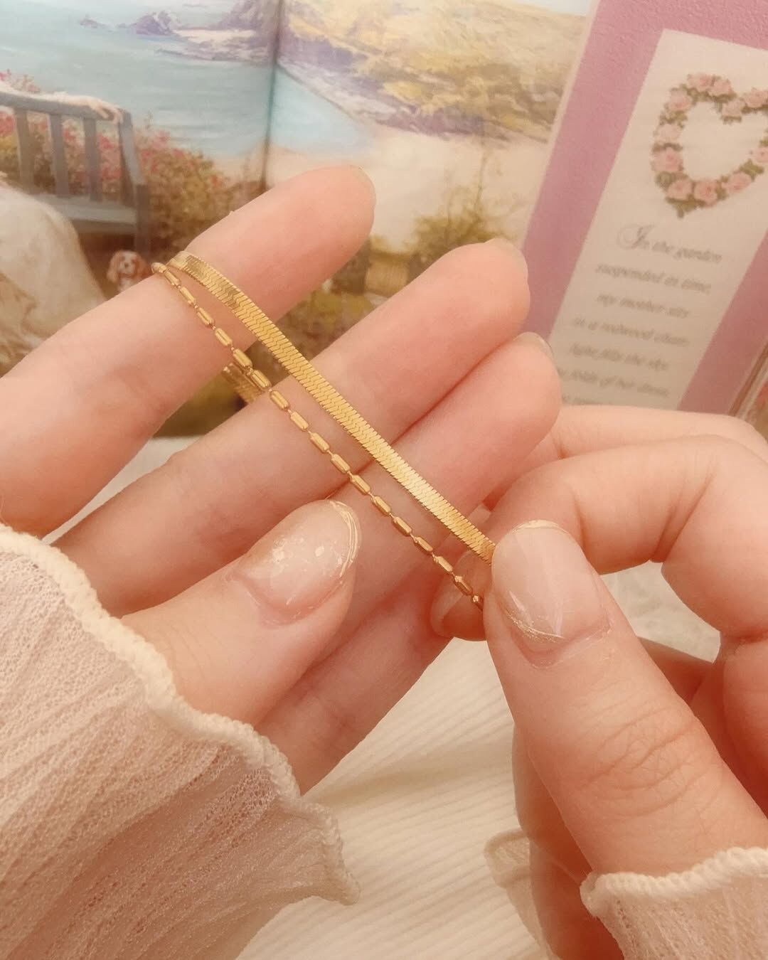 夏天必須要有一條金色手鍊 在夏日的陽光下,金色非常襯托肌膚✨ 在創業之前,我一直是銀色人 原本以為我只適合銀色 結果因為創業需要試戴大量的飾品後 發現金色比起銀色,多了些溫柔浪漫🪽 也非常不挑膚色𖤐 ̖- 銀色人的仙女不妨也試試看👼🏻 這條雙層的手鍊簡單而有設計感 扁蛇骨鏈+珠珠鏈搭配的非常融洽 一粗一細、一圓一扁 像是一塊好吃的千層蛋糕配一杯熱伯爵奶茶 那樣的剛剛好🍰🫖🫧