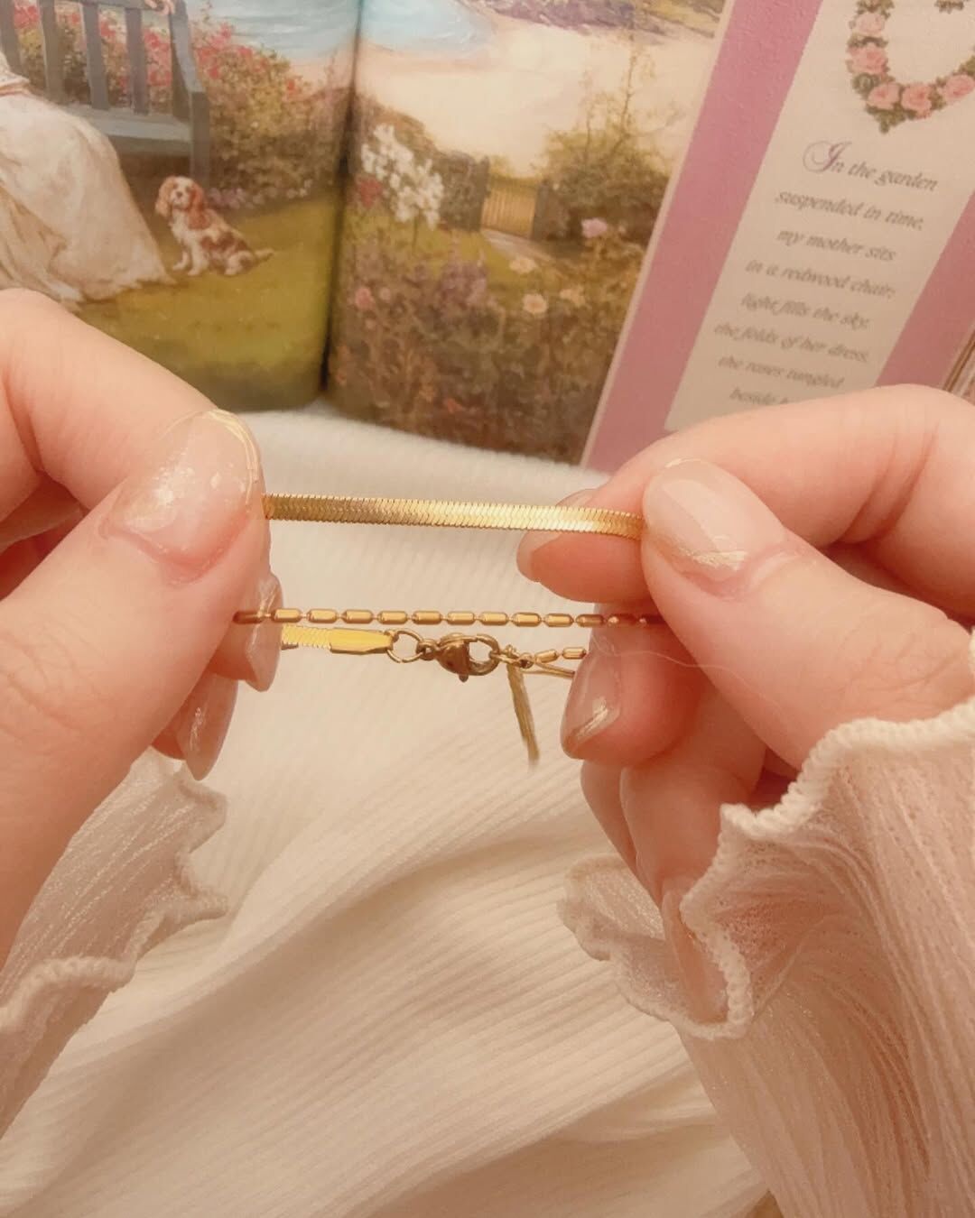 夏天必須要有一條金色手鍊 在夏日的陽光下,金色非常襯托肌膚✨ 在創業之前,我一直是銀色人 原本以為我只適合銀色 結果因為創業需要試戴大量的飾品後 發現金色比起銀色,多了些溫柔浪漫🪽 也非常不挑膚色𖤐 ̖- 銀色人的仙女不妨也試試看👼🏻 這條雙層的手鍊簡單而有設計感 扁蛇骨鏈+珠珠鏈搭配的非常融洽 一粗一細、一圓一扁 像是一塊好吃的千層蛋糕配一杯熱伯爵奶茶 那樣的剛剛好🍰🫖🫧