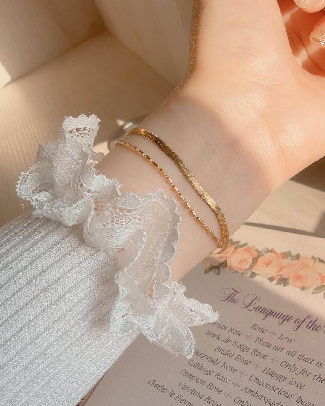 夏天必須要有一條金色手鍊 在夏日的陽光下,金色非常襯托肌膚✨ 在創業之前,我一直是銀色人 原本以為我只適合銀色 結果因為創業需要試戴大量的飾品後 發現金色比起銀色,多了些溫柔浪漫🪽 也非常不挑膚色𖤐 ̖- 銀色人的仙女不妨也試試看👼🏻 這條雙層的手鍊簡單而有設計感 扁蛇骨鏈+珠珠鏈搭配的非常融洽 一粗一細、一圓一扁 像是一塊好吃的千層蛋糕配一杯熱伯爵奶茶 那樣的剛剛好🍰🫖🫧