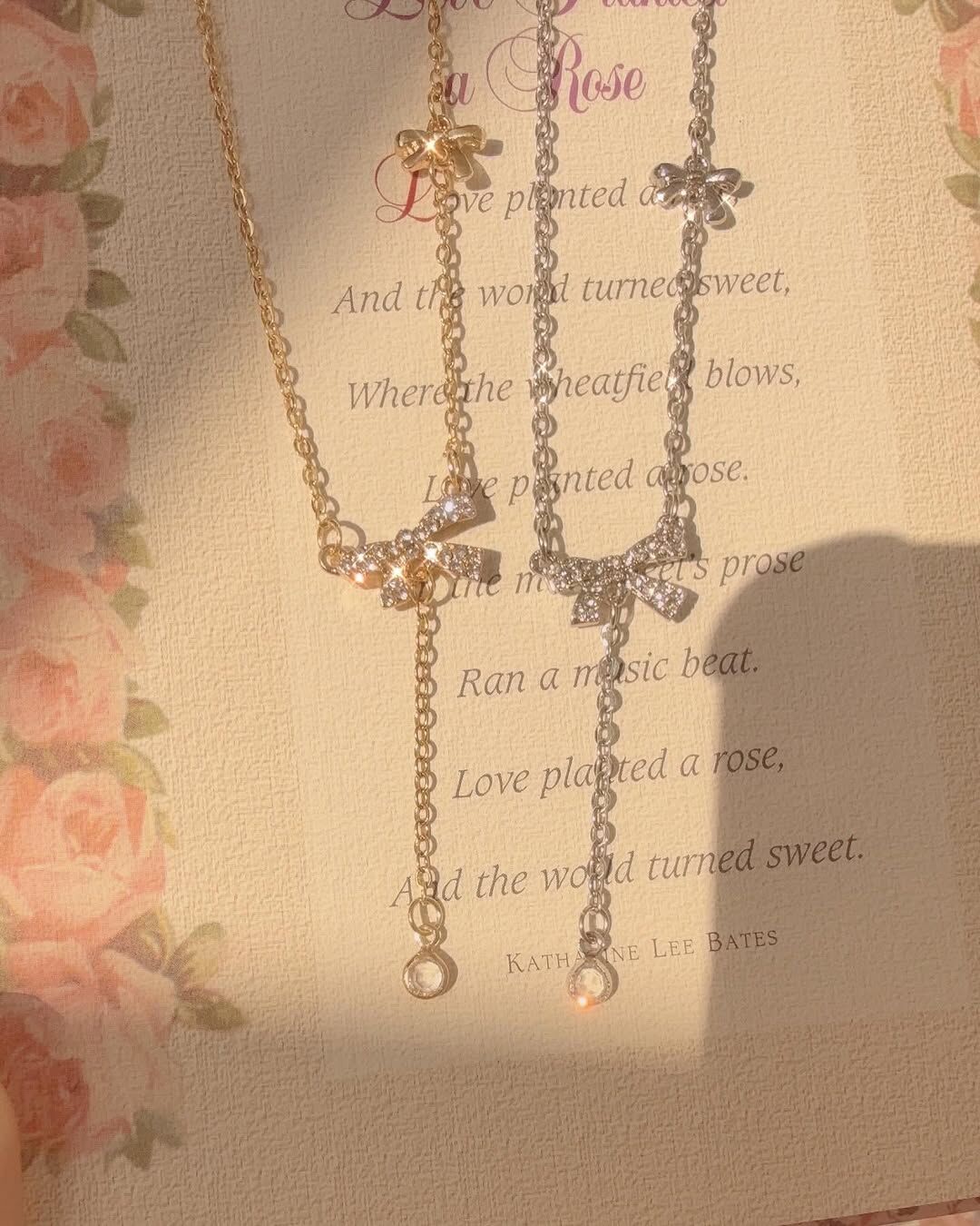 鑲鑽的蝴蝶結,像陽光灑落的碎金,輪流閃閃發光🌟 下方垂墜的線,像是在心裡的思念那樣綿長 讓視覺拉長,偷偷地修飾脖子與臉型🦢 上方有個小巧思 加了一個素面的小蝴蝶結🎀 有別於一般只有一個吊墜的設計 讓整體造型更加特別、更加精緻 是會被漂亮死的一條項鍊😳🤍 搭配春夏的小裙子 已經能想到會有多好看!!!