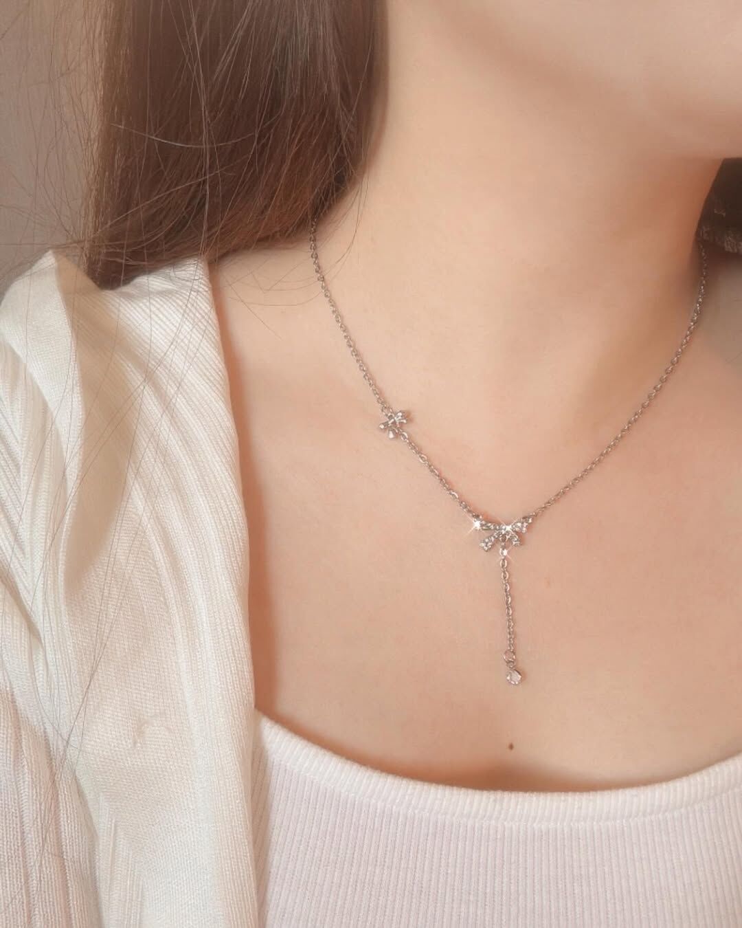 鑲鑽的蝴蝶結,像陽光灑落的碎金,輪流閃閃發光🌟 下方垂墜的線,像是在心裡的思念那樣綿長 讓視覺拉長,偷偷地修飾脖子與臉型🦢 上方有個小巧思 加了一個素面的小蝴蝶結🎀 有別於一般只有一個吊墜的設計 讓整體造型更加特別、更加精緻 是會被漂亮死的一條項鍊😳🤍 搭配春夏的小裙子 已經能想到會有多好看!!!