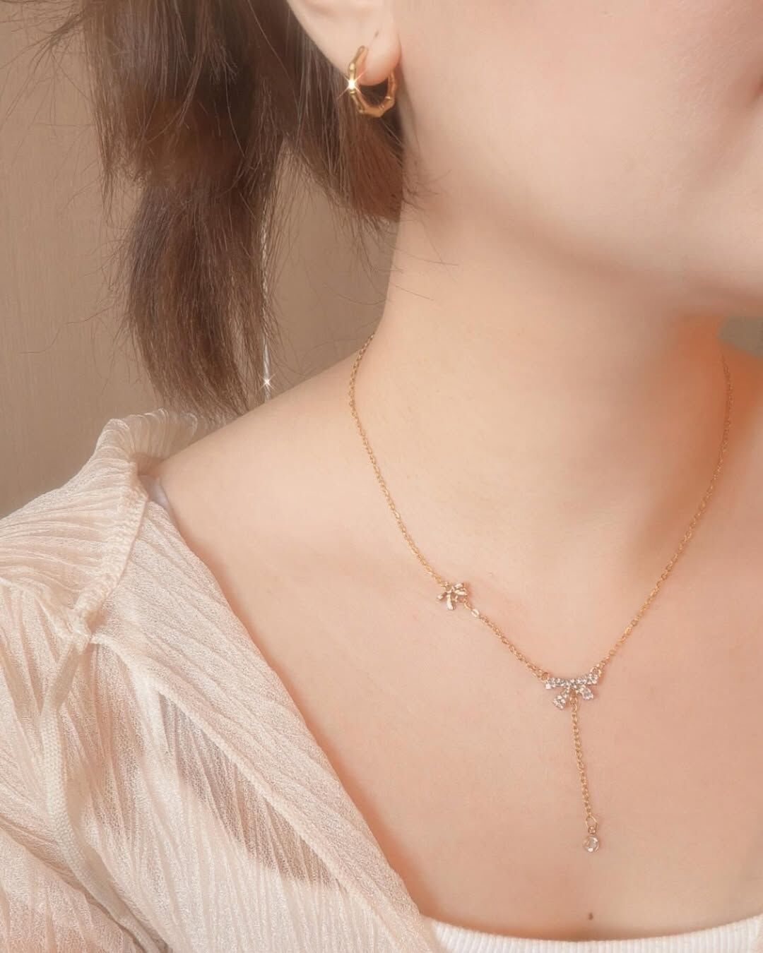 鑲鑽的蝴蝶結,像陽光灑落的碎金,輪流閃閃發光🌟 下方垂墜的線,像是在心裡的思念那樣綿長 讓視覺拉長,偷偷地修飾脖子與臉型🦢 上方有個小巧思 加了一個素面的小蝴蝶結🎀 有別於一般只有一個吊墜的設計 讓整體造型更加特別、更加精緻 是會被漂亮死的一條項鍊😳🤍 搭配春夏的小裙子 已經能想到會有多好看!!!