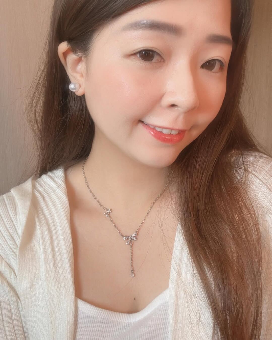 鑲鑽的蝴蝶結,像陽光灑落的碎金,輪流閃閃發光🌟 下方垂墜的線,像是在心裡的思念那樣綿長 讓視覺拉長,偷偷地修飾脖子與臉型🦢 上方有個小巧思 加了一個素面的小蝴蝶結🎀 有別於一般只有一個吊墜的設計 讓整體造型更加特別、更加精緻 是會被漂亮死的一條項鍊😳🤍 搭配春夏的小裙子 已經能想到會有多好看!!!