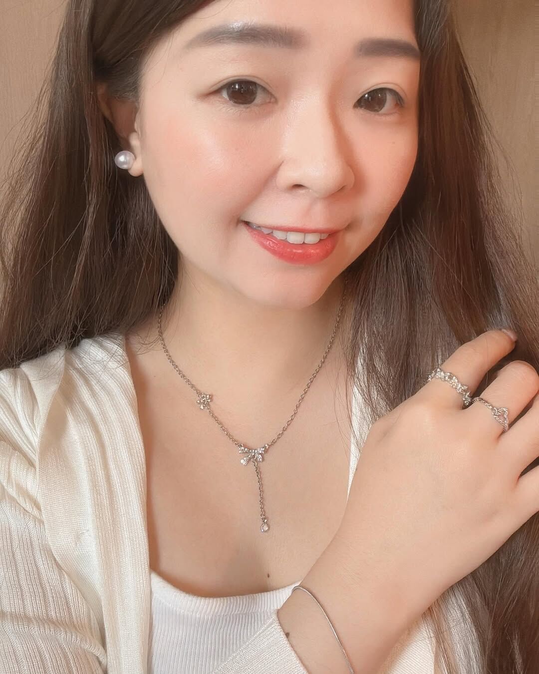 鑲鑽的蝴蝶結,像陽光灑落的碎金,輪流閃閃發光🌟 下方垂墜的線,像是在心裡的思念那樣綿長 讓視覺拉長,偷偷地修飾脖子與臉型🦢 上方有個小巧思 加了一個素面的小蝴蝶結🎀 有別於一般只有一個吊墜的設計 讓整體造型更加特別、更加精緻 是會被漂亮死的一條項鍊😳🤍 搭配春夏的小裙子 已經能想到會有多好看!!!