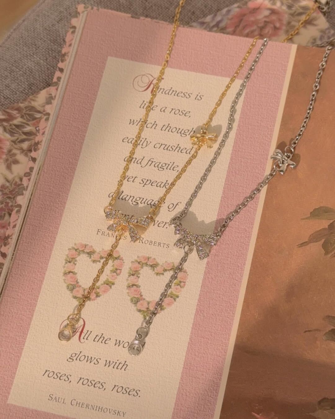 鑲鑽的蝴蝶結,像陽光灑落的碎金,輪流閃閃發光🌟 下方垂墜的線,像是在心裡的思念那樣綿長 讓視覺拉長,偷偷地修飾脖子與臉型🦢 上方有個小巧思 加了一個素面的小蝴蝶結🎀 有別於一般只有一個吊墜的設計 讓整體造型更加特別、更加精緻 是會被漂亮死的一條項鍊😳🤍 搭配春夏的小裙子 已經能想到會有多好看!!!