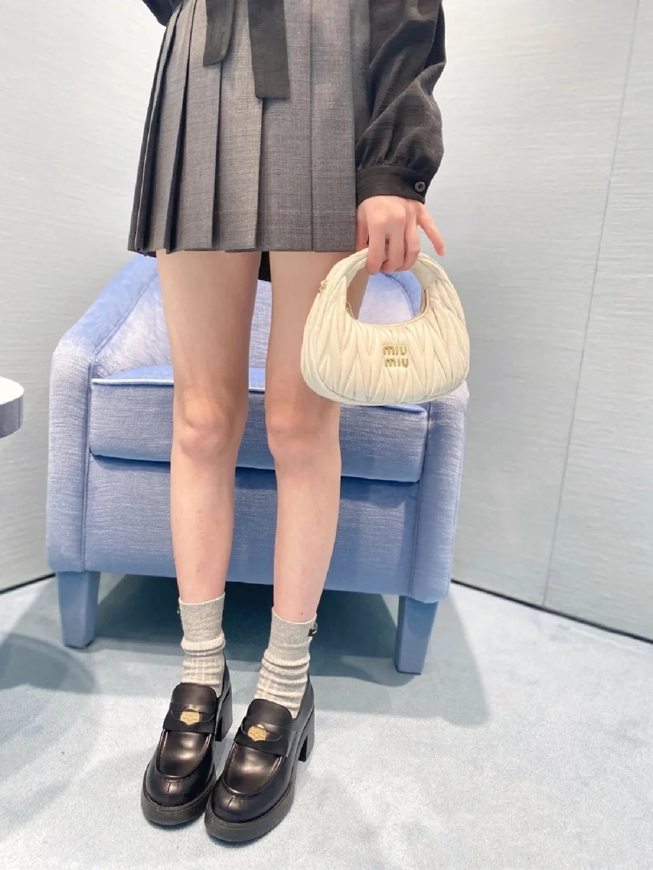 Miu Miu 黑色 金幣logo 樂福鞋