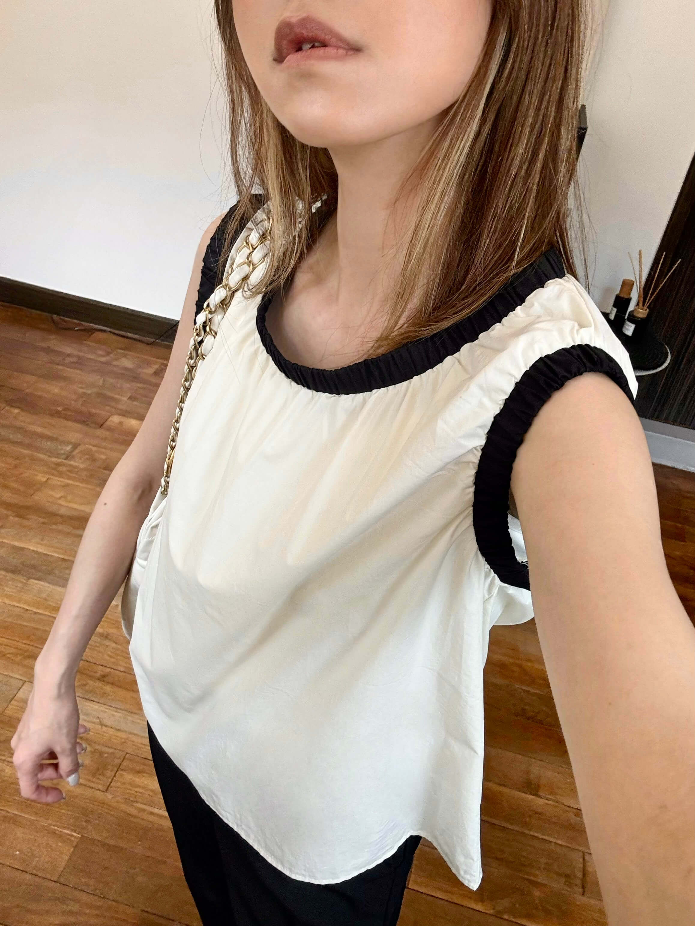 Contrast Trim Relaxed-Fit Top_TP255L24