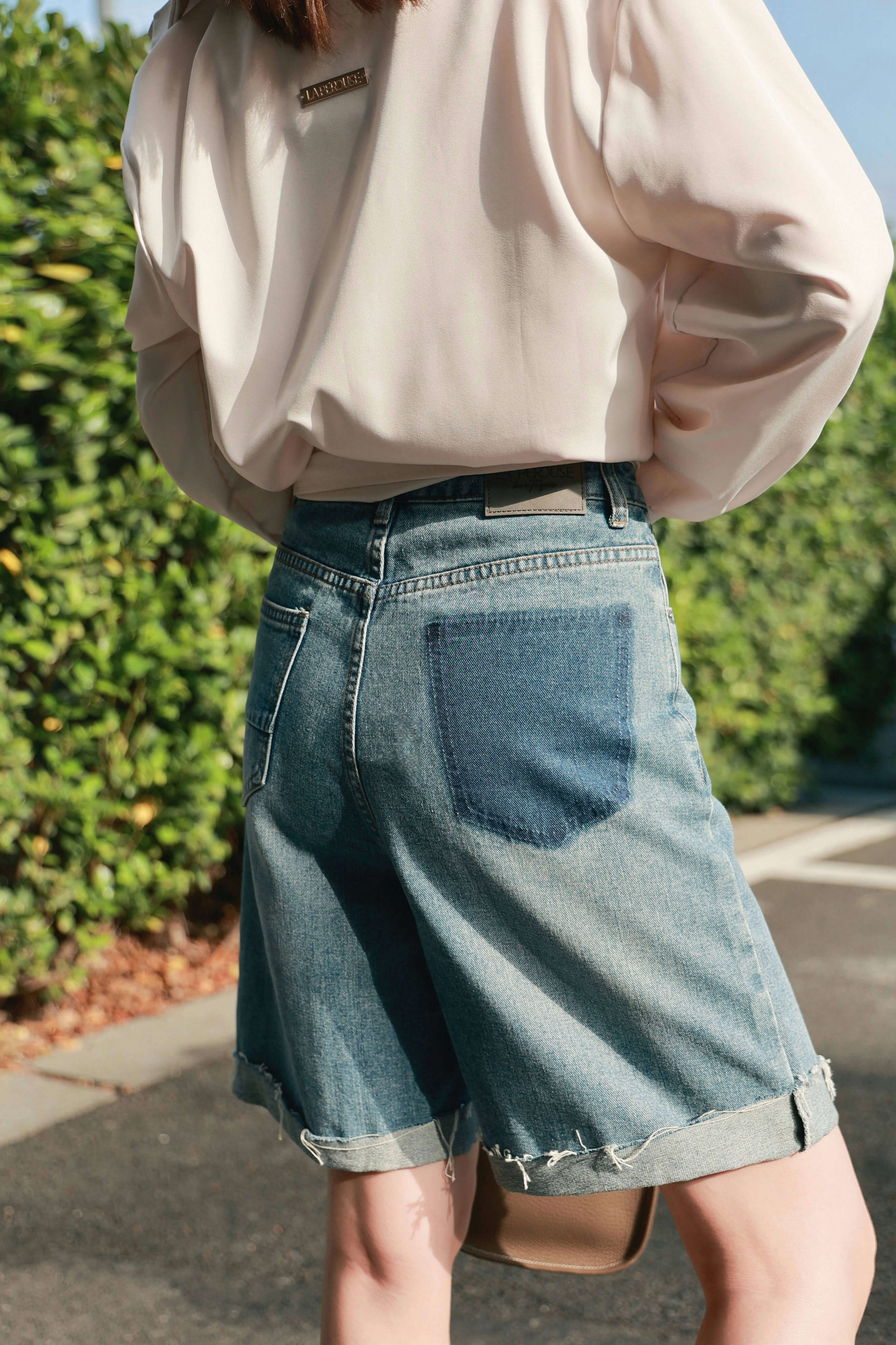 Contrast Pockets Frayed Denim Shorts_JE255L19