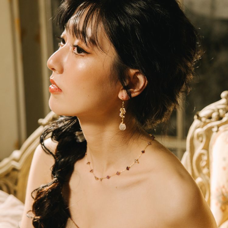 雲霧繚繞 水滴形白幽靈水晶編織貝珠耳勾 天然石白水晶 雪花純銀勾針耳環 金色／銀色