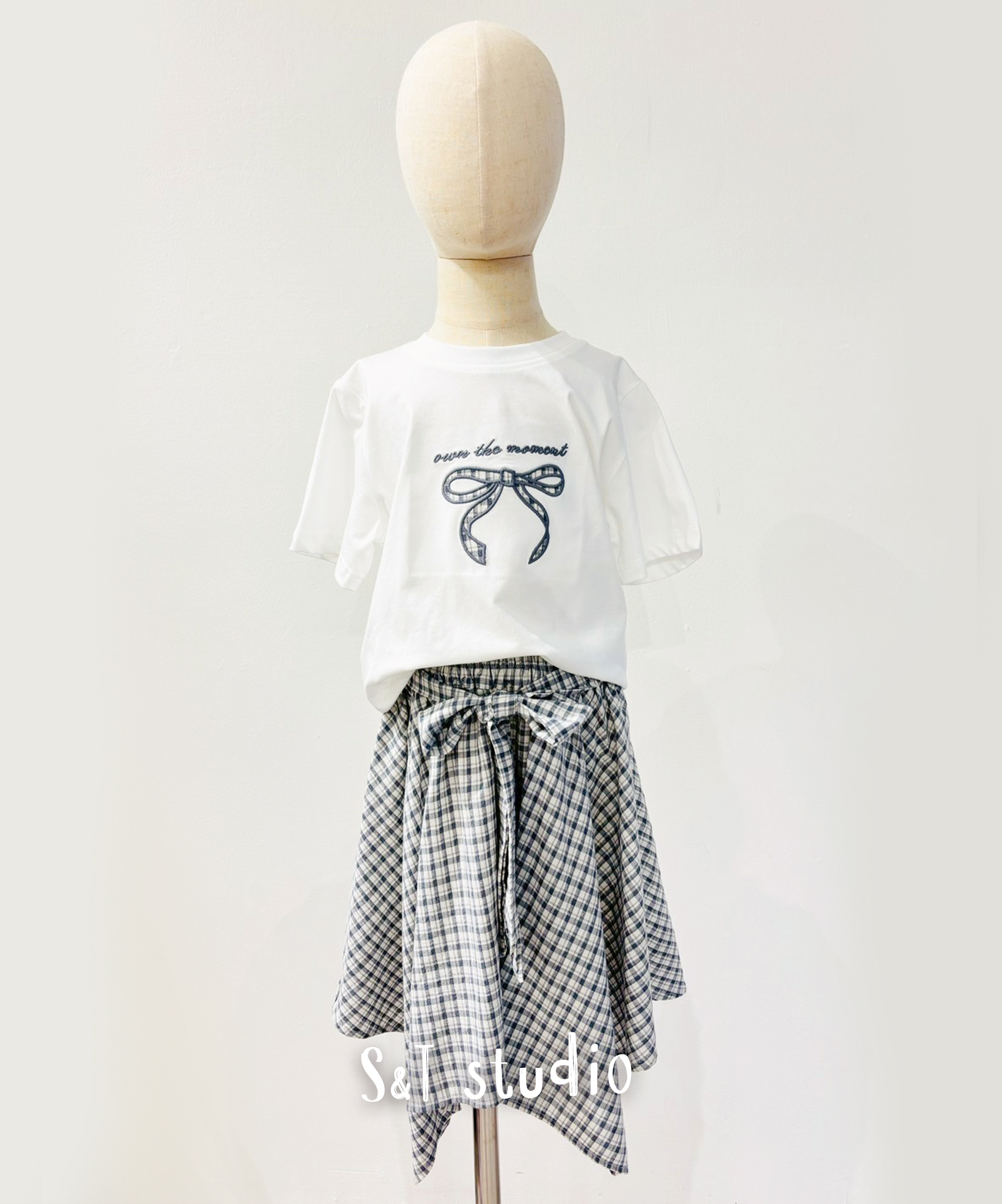 刺繡蝴蝶結上衣×格紋裙兩件式套裝-加贈髮圈(110-140)
