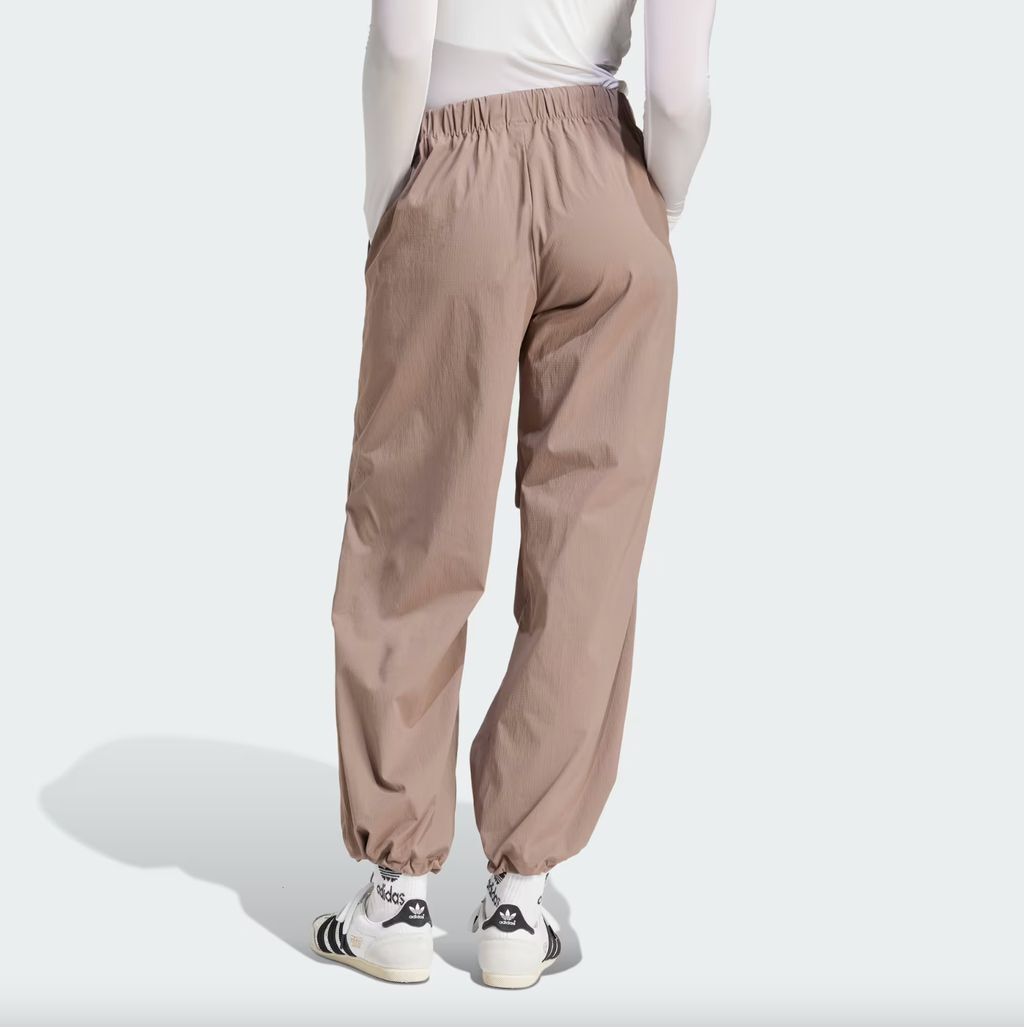 【 adidas ESS S PARA PANT 降落傘寬褲 - 米褐色 】