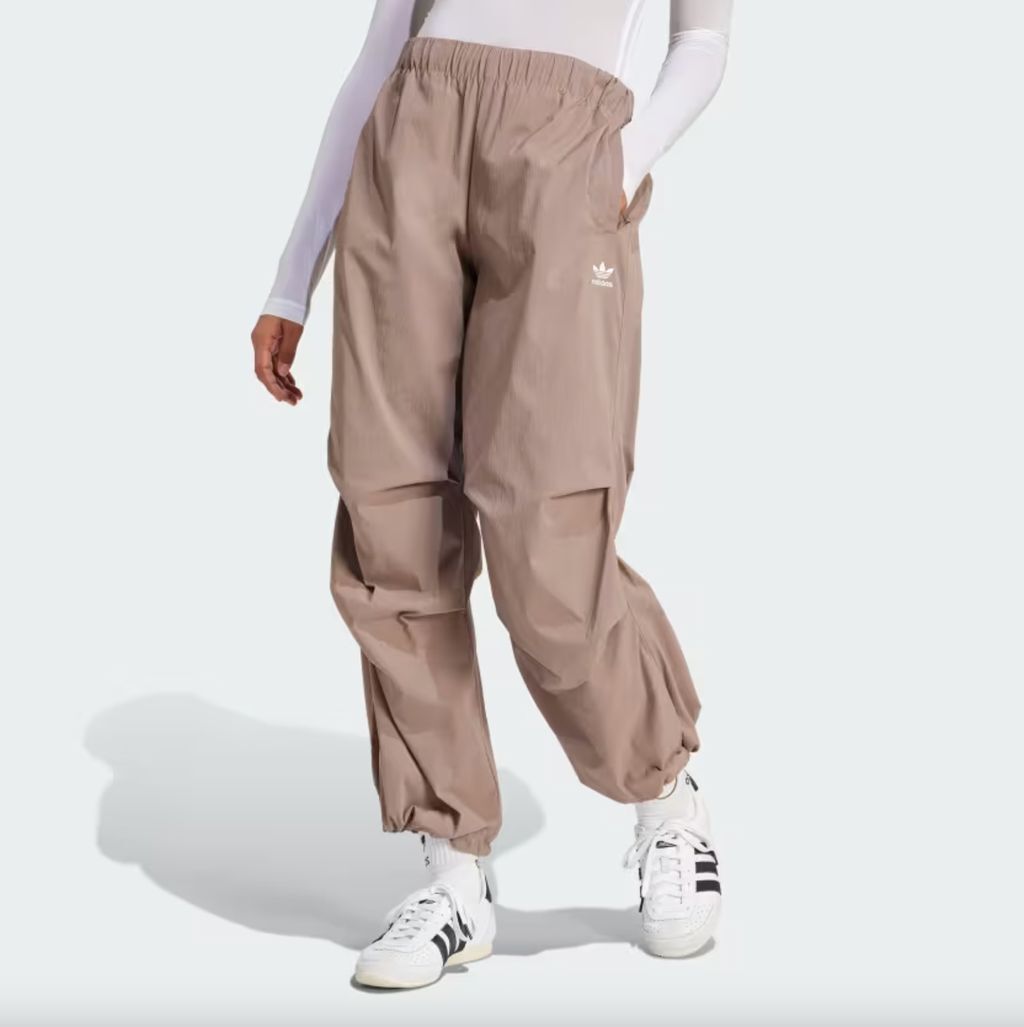 【 adidas ESS S PARA PANT 降落傘寬褲 - 米褐色 】