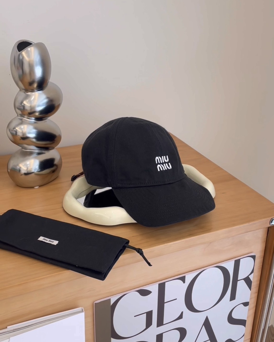 MIUMIU｜LOGO抽繩棒球帽 黑色