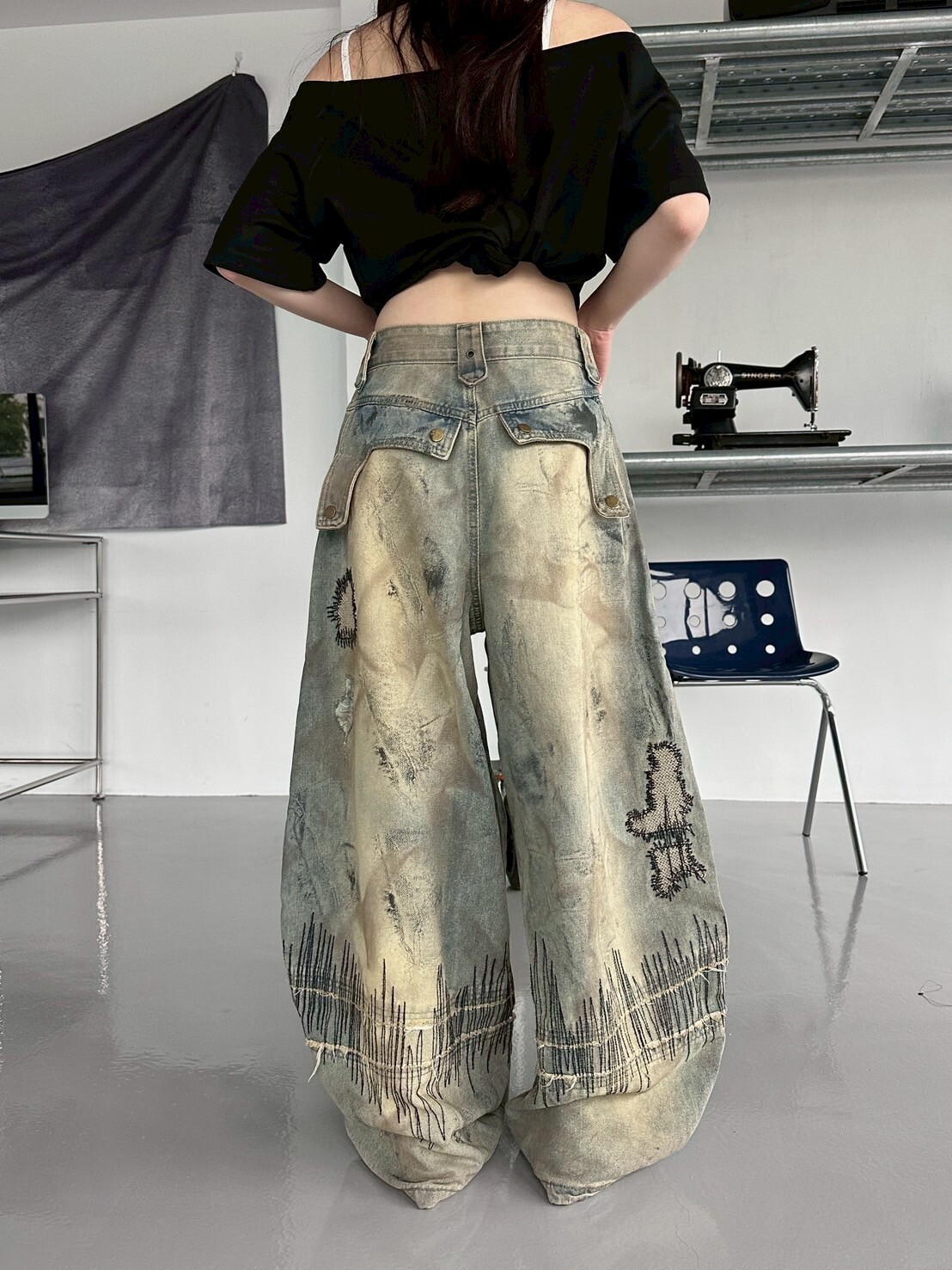 預定爆款📝刺繡塗鴉設計感彎刀牛仔褲