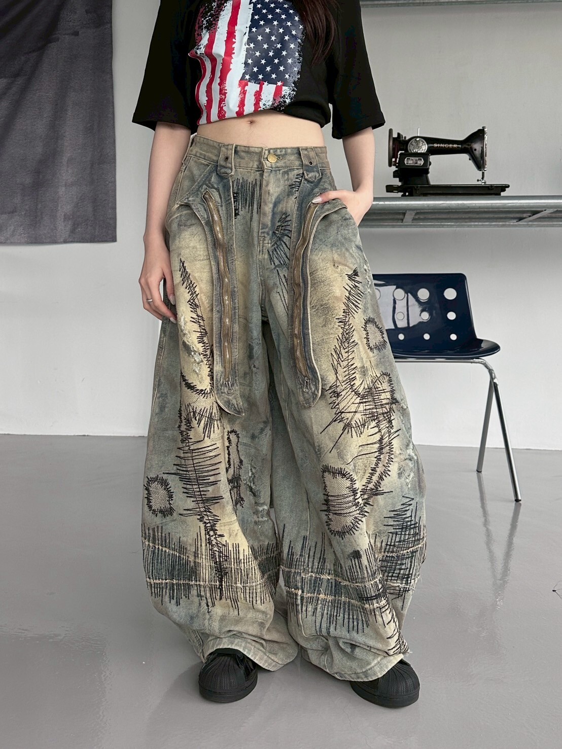 預定爆款📝刺繡塗鴉設計感彎刀牛仔褲