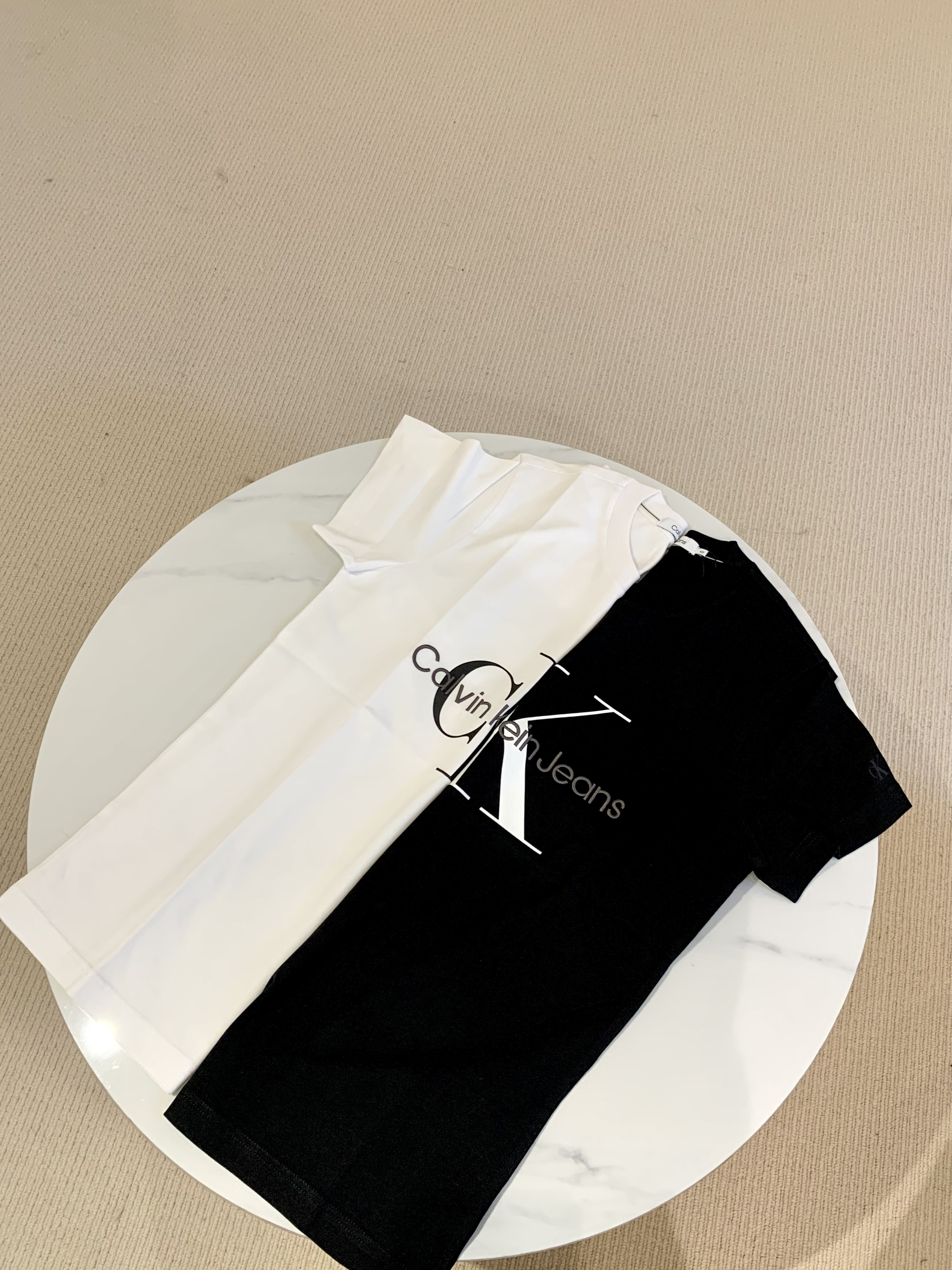 CALVIN KLEIN CK 時尚透氣圓領短袖T-shirt 男女同款 黑/ 白色