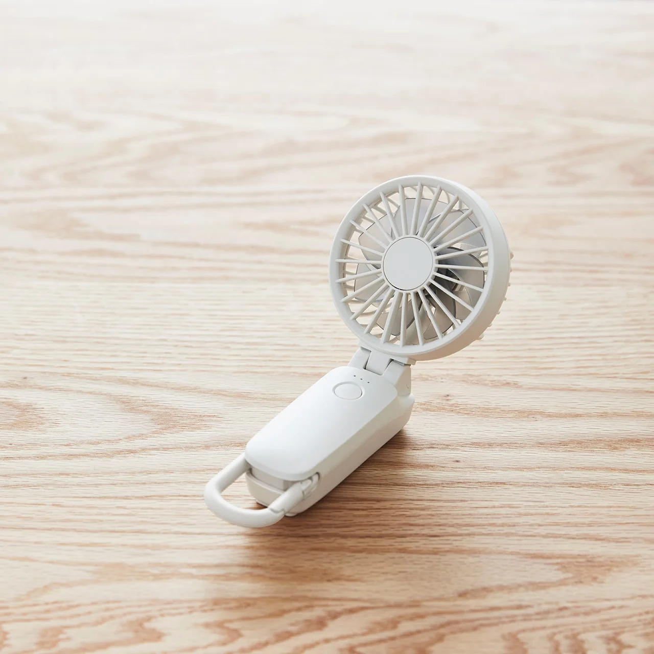 2025最新款！日本勾掛式雙扇葉摺疊手提風扇│Rhythm Silky Wind Mobile 3.2