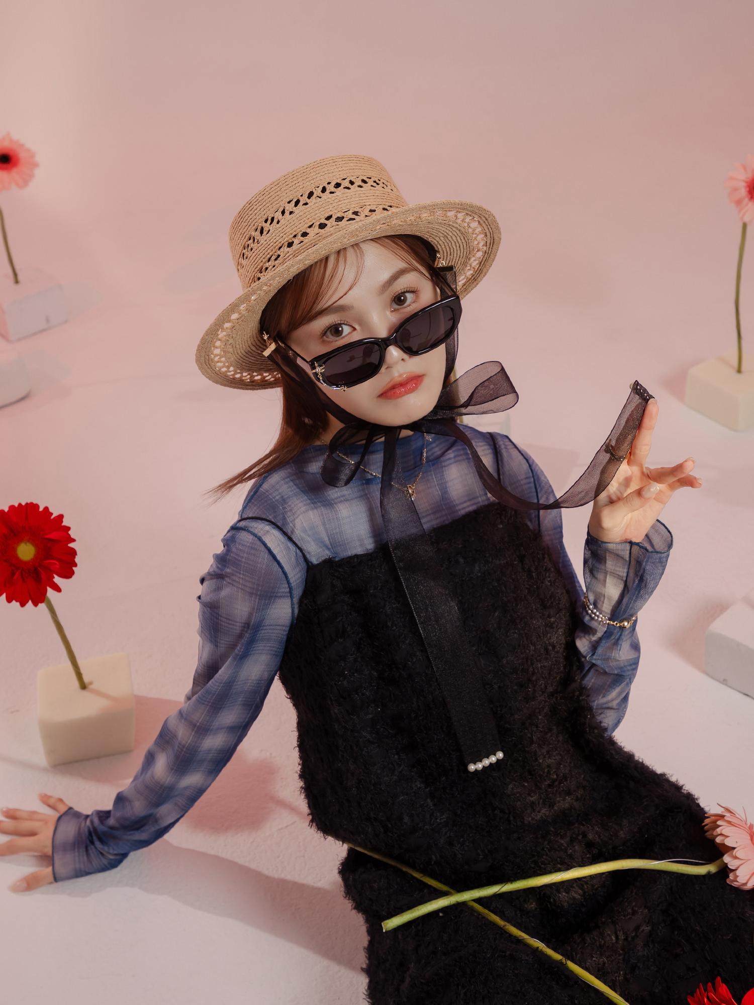 紅雀斑女子。MUCHAT手作蕾絲珍珠綁帶拉菲草平頂草帽