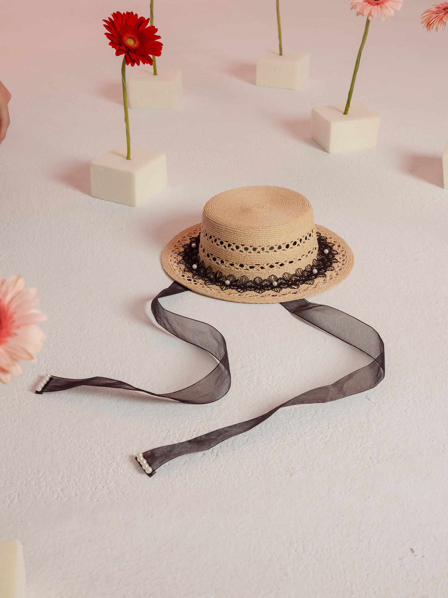 紅雀斑女子。MUCHAT手作蕾絲珍珠綁帶拉菲草平頂草帽