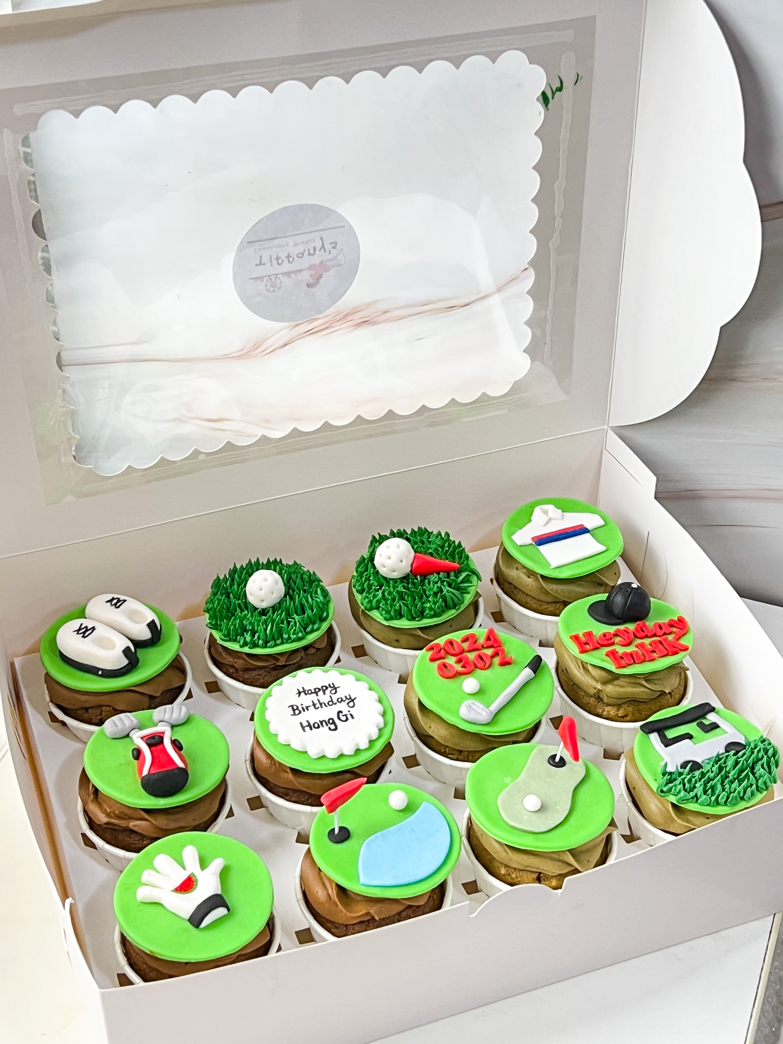 高爾夫球糖皮奶油霜杯子蛋糕