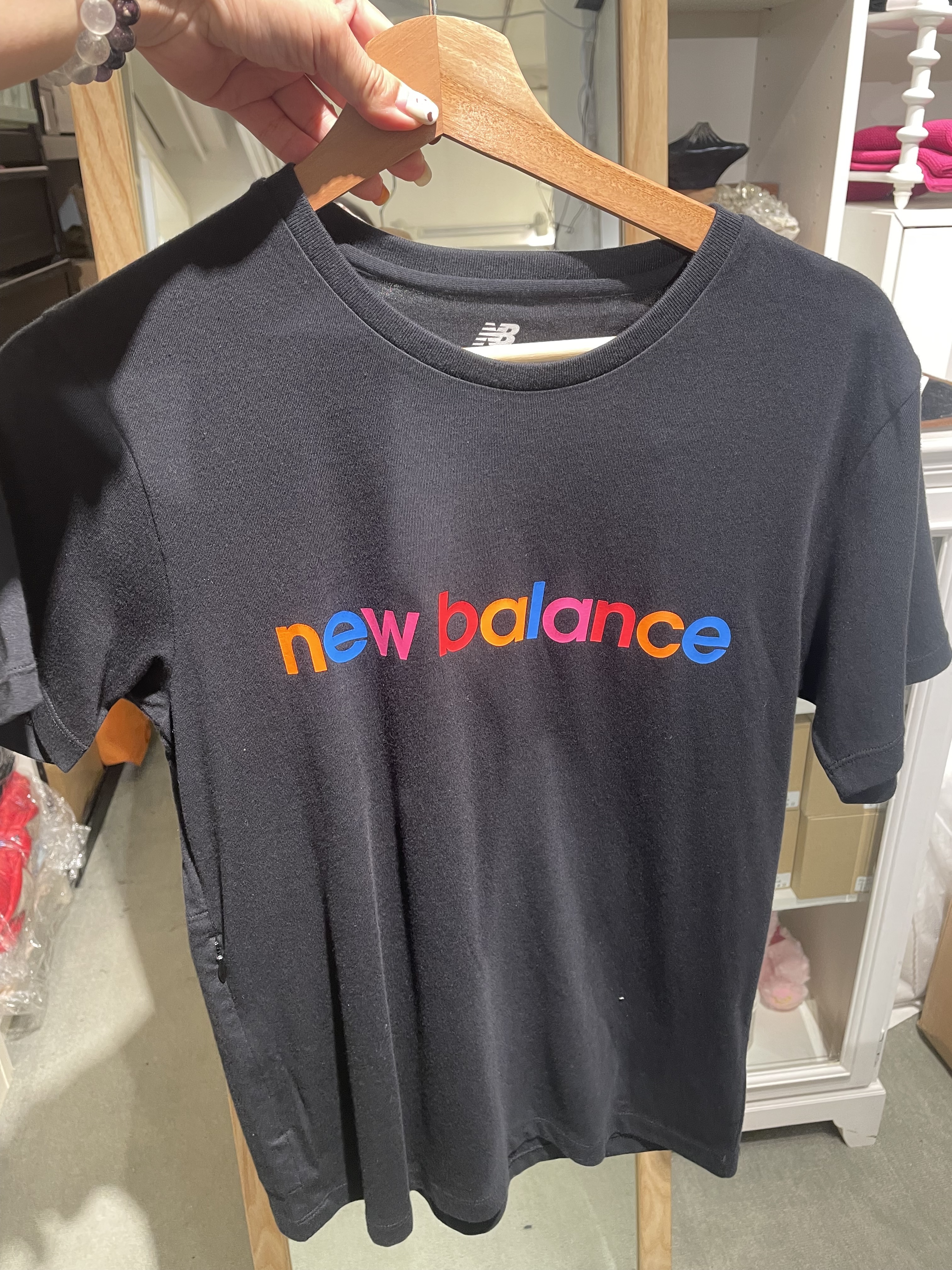 New Balance 彩字黑色Tee