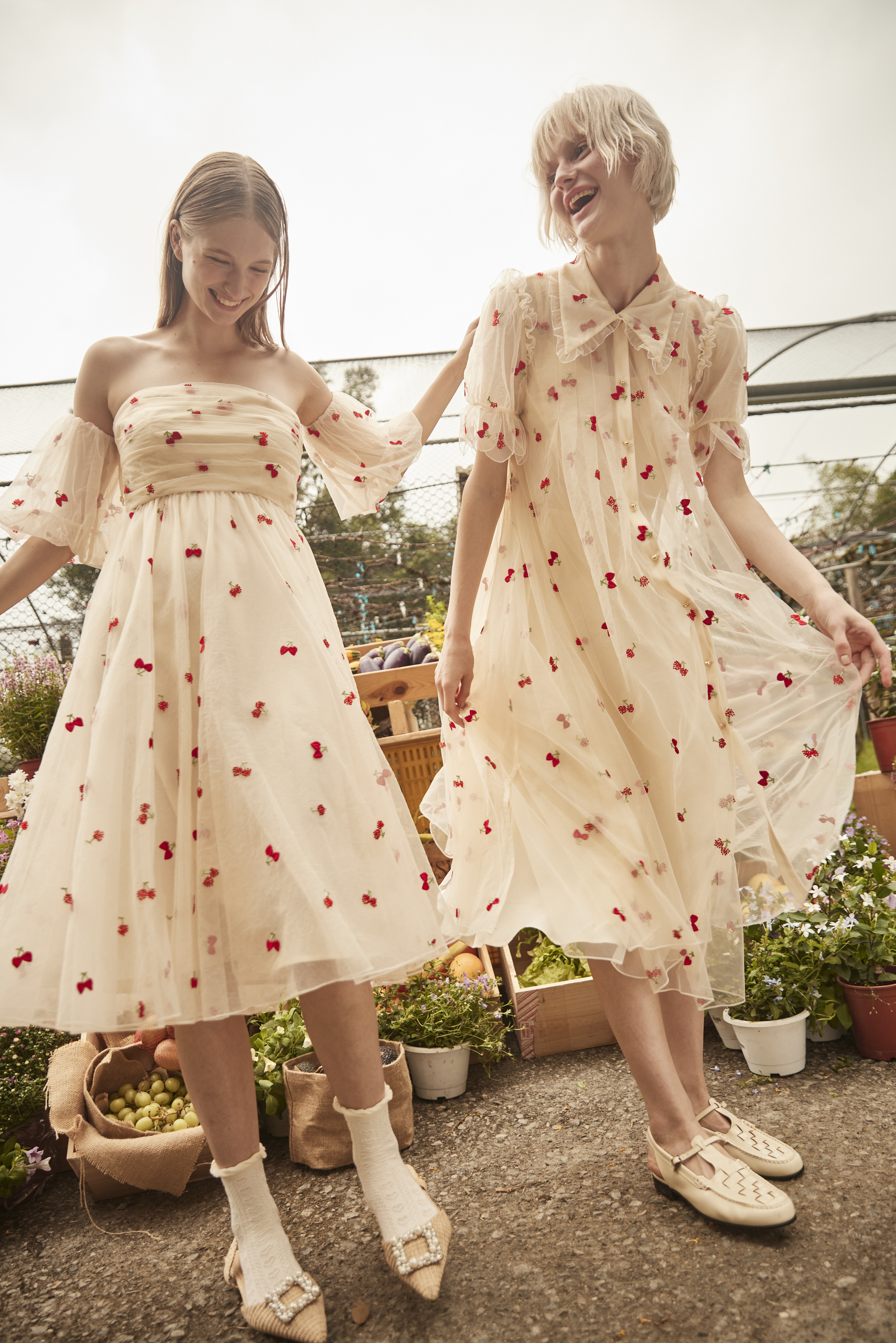 BE10037E1 摩登美莓刺繡長洋 (附內搭)