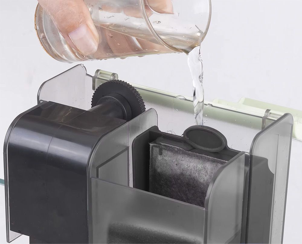 Seabillion UVC殺菌燈外掛過濾器，能有效抑制藻類與異營菌生長，維持魚缸水質清澈