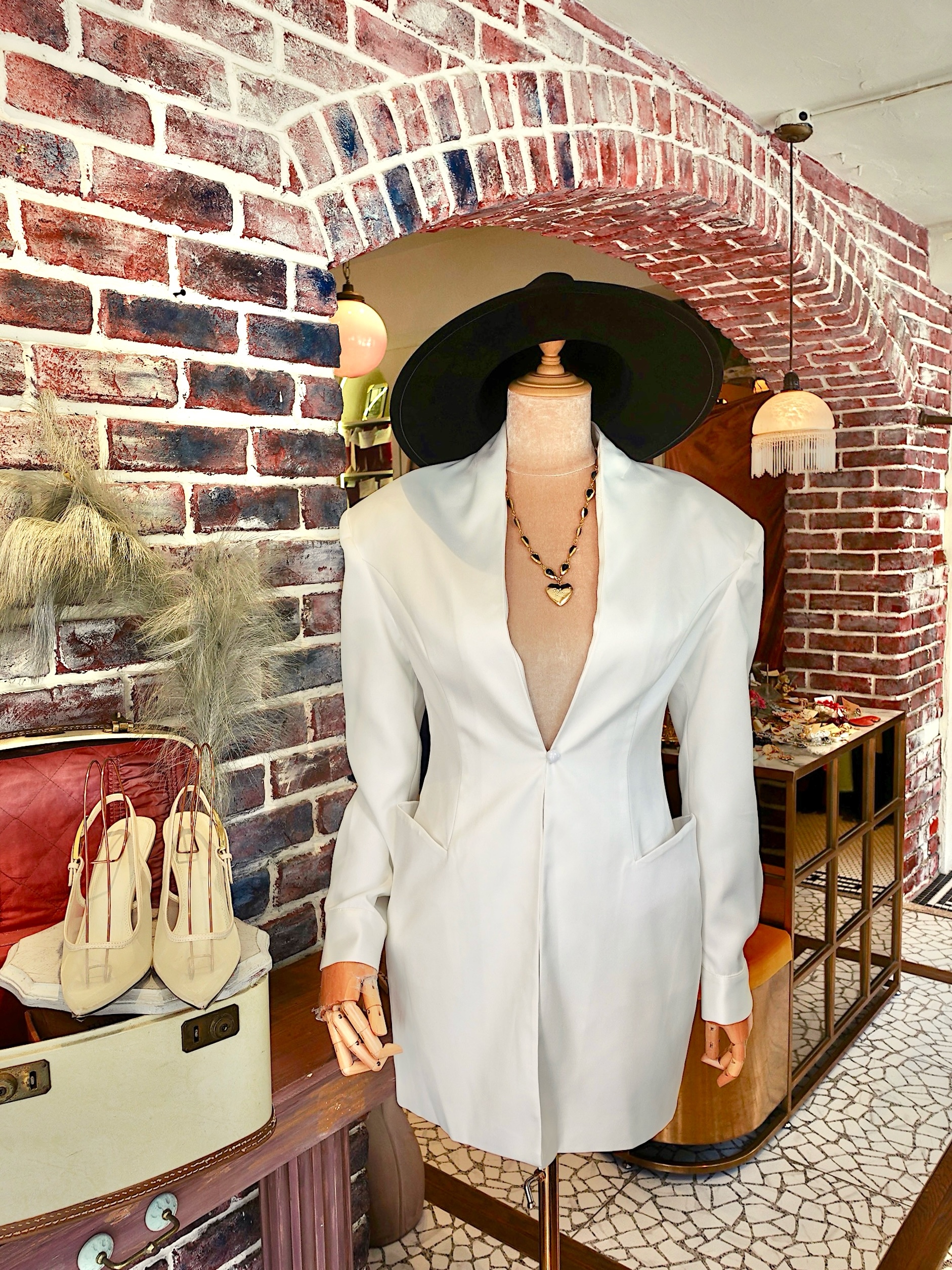 City White白色深V釦西裝外套+短褲套裝